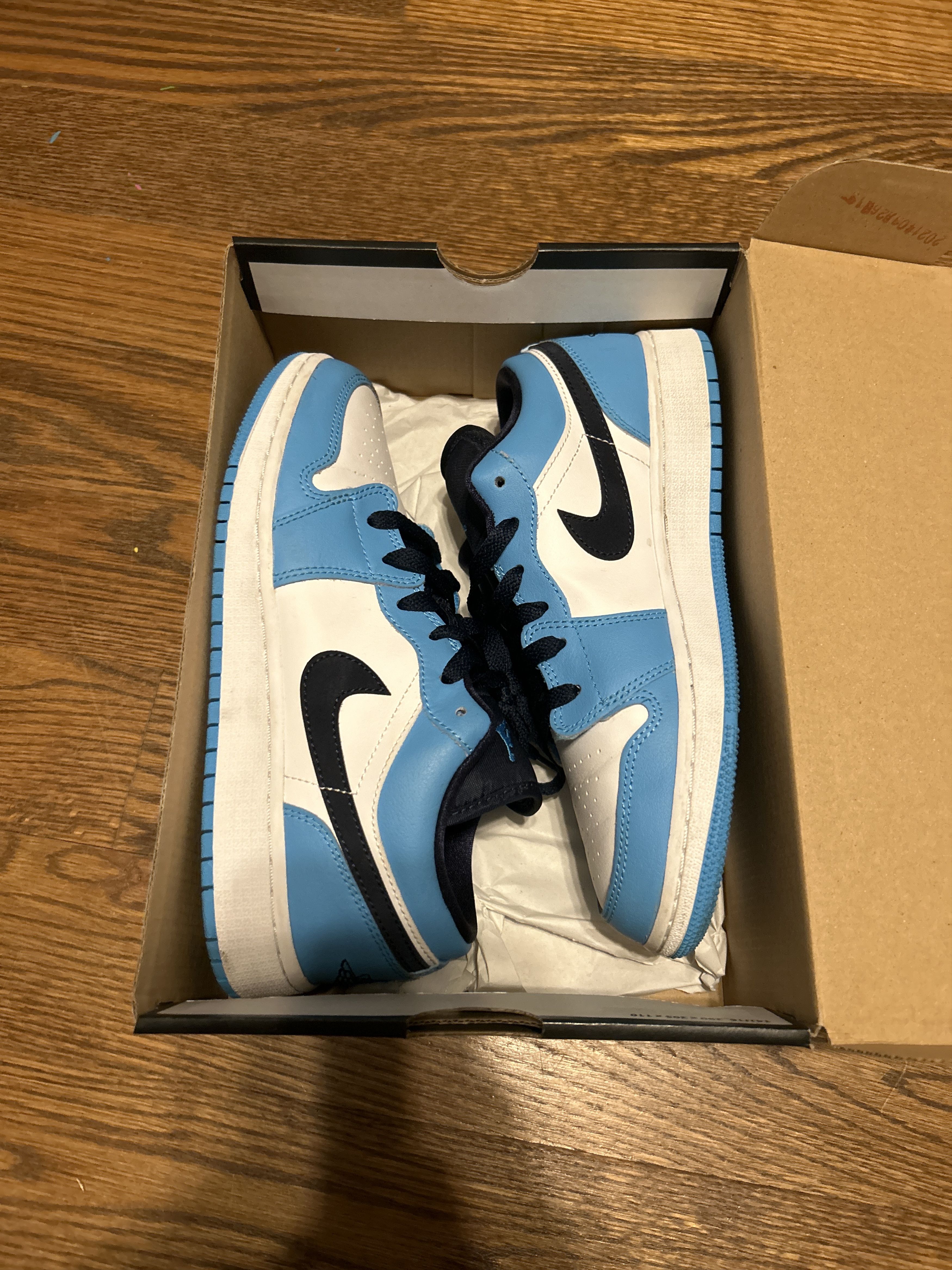 Jordan Brand Air Jordan 1 Low (GS) Size US 6.5 / EU 39-40 - 2 Thumbnail