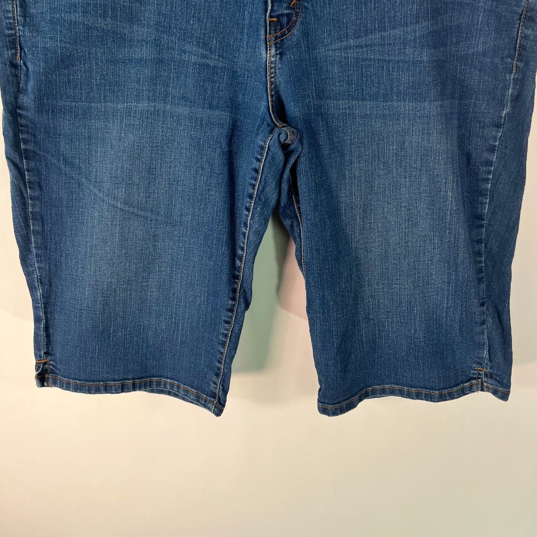 Levi's VINTAGE Levis San Francisco Womens Mid Rise Straight Blue Denim Bermuda Shorts 24 Size 42" / US 20 - 5 Thumbnail