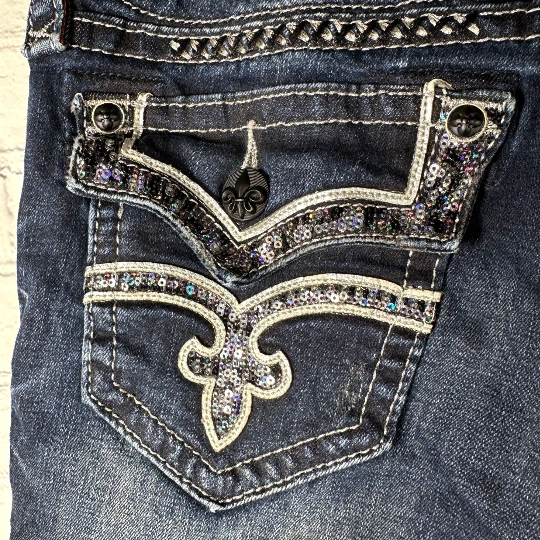 Vintage Rock Revival Jeans Womens 26 Dark Wash Bootcut 5-Pocket Sequin Fleur De Lis Embroidered Distressed Leather Logo Rock Western Bohemian 90s Mens? Size 26" / US 2 / IT 38 - 2 Thumbnail