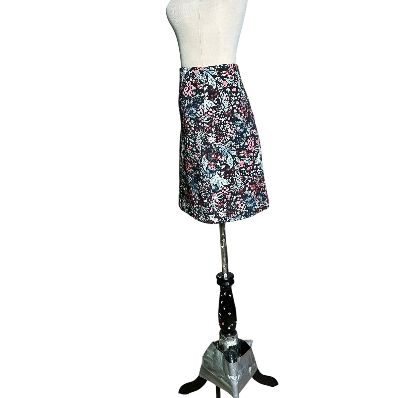 H&M H&M black red floral jacquard mini skirt size 6 Size 28" / US 6 / IT 42 - 19 Thumbnail
