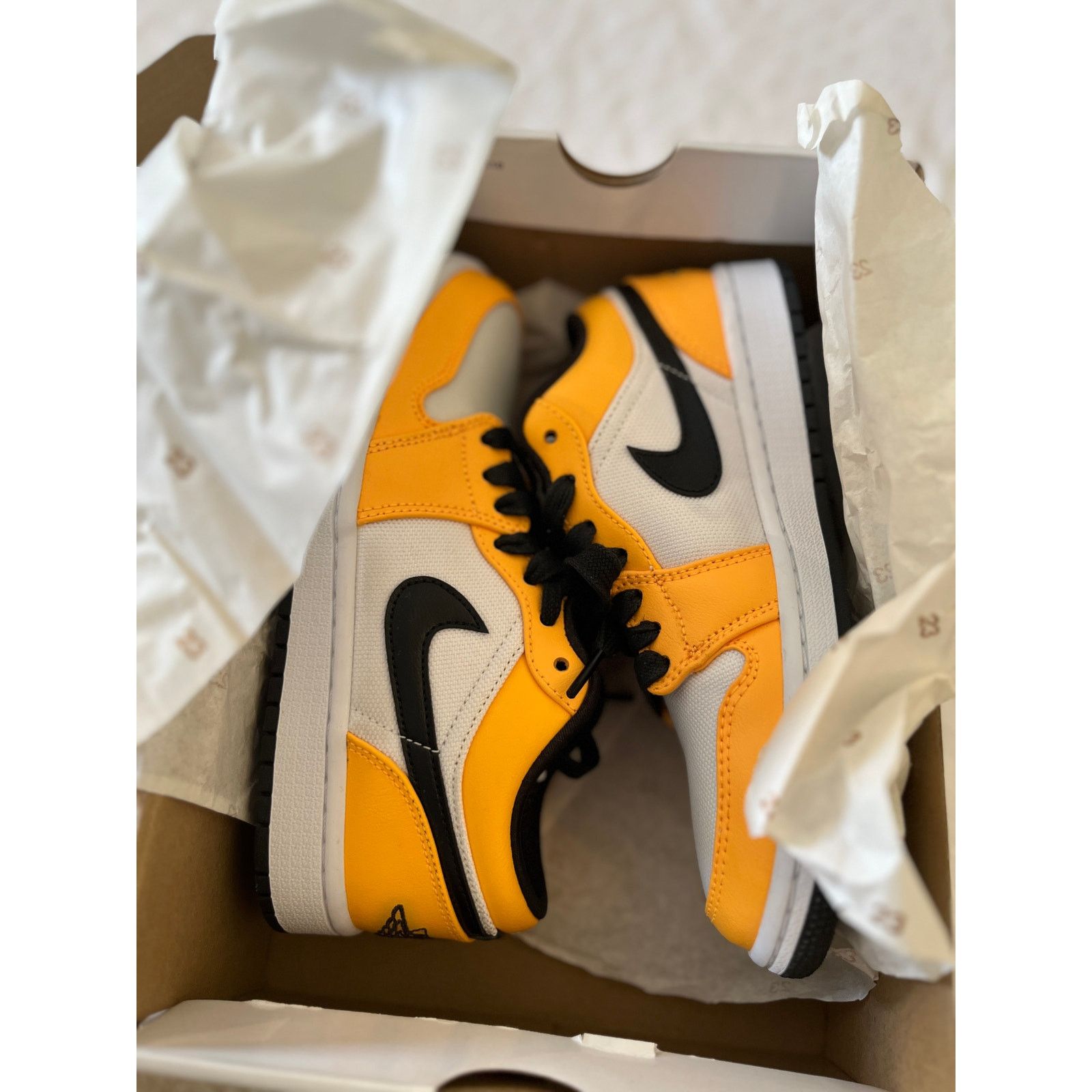 Nike Jordan 1 Low SE Laser Orange Womens 7 CZ4776-107 Size US 7 / IT 37 - 9 Thumbnail