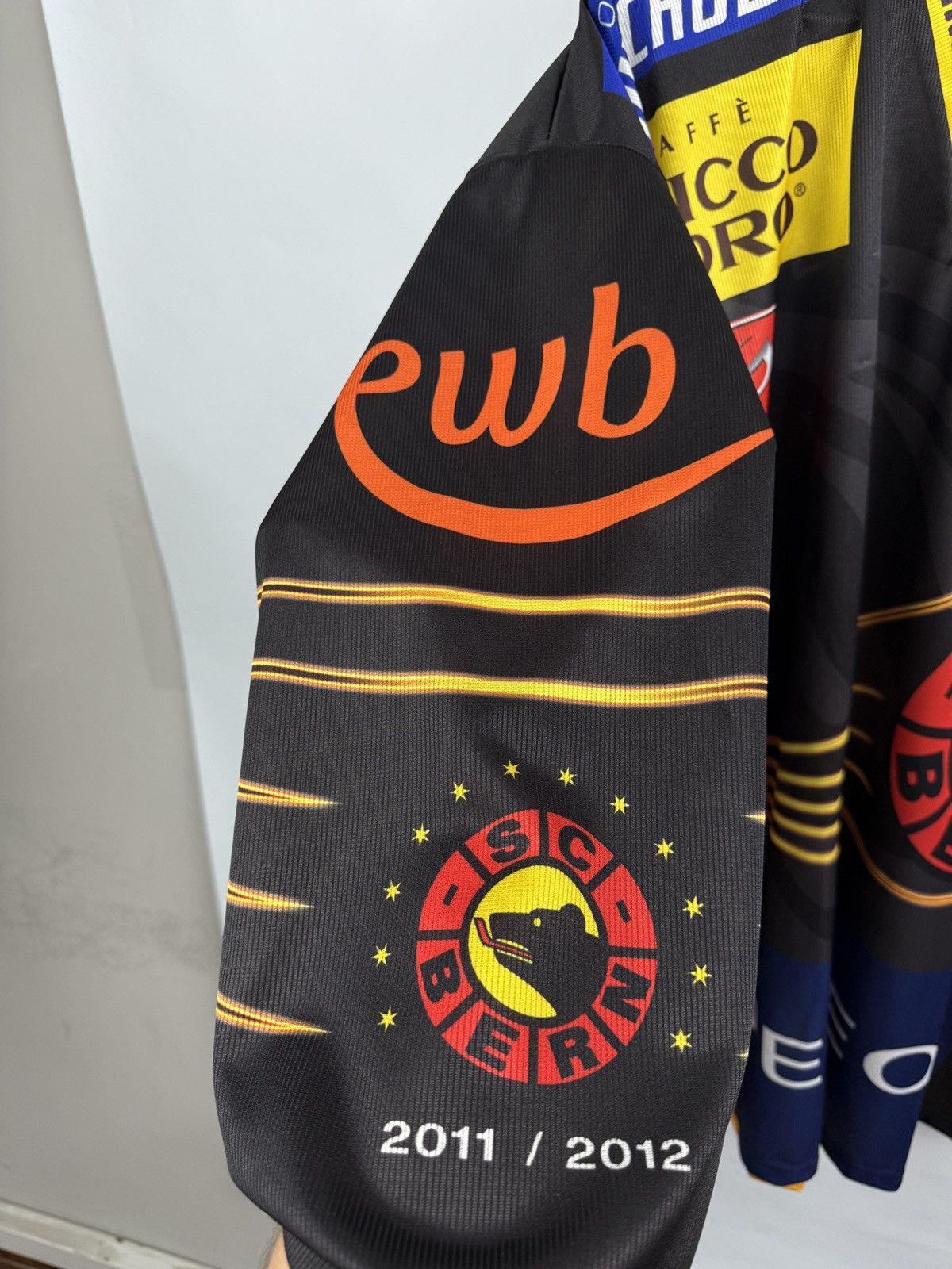 NHL 🇨🇭 2011 SC Bern Switzerland Hockey Jersey Team Signed Peugeot Size US XL / EU 56 / 4 - 8 Thumbnail