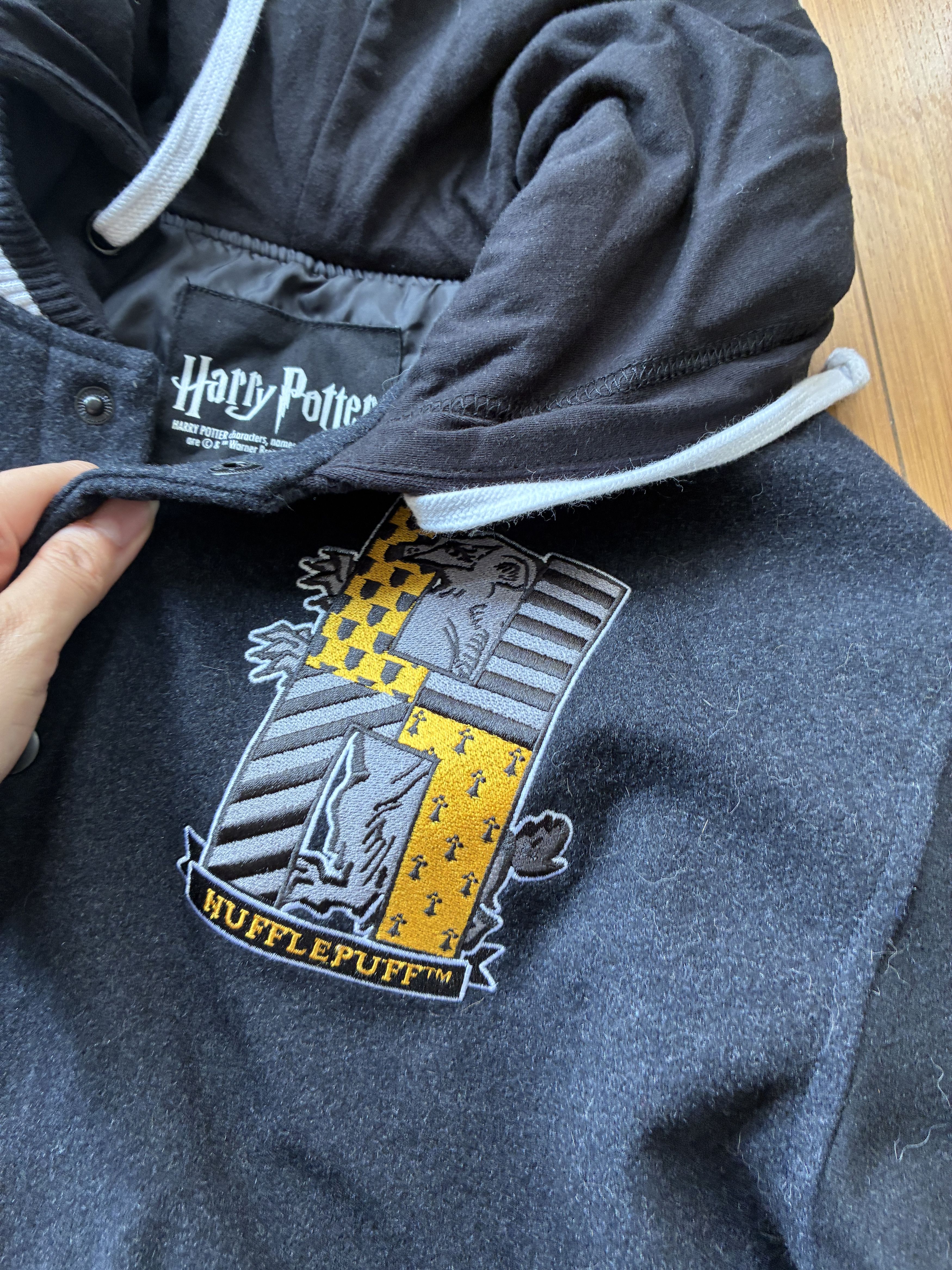 Warner Bros Harry Potter Hufflepuff Varsity Jacket Black Men's Medium Size US M / EU 48-50 / 2 - 3 Thumbnail