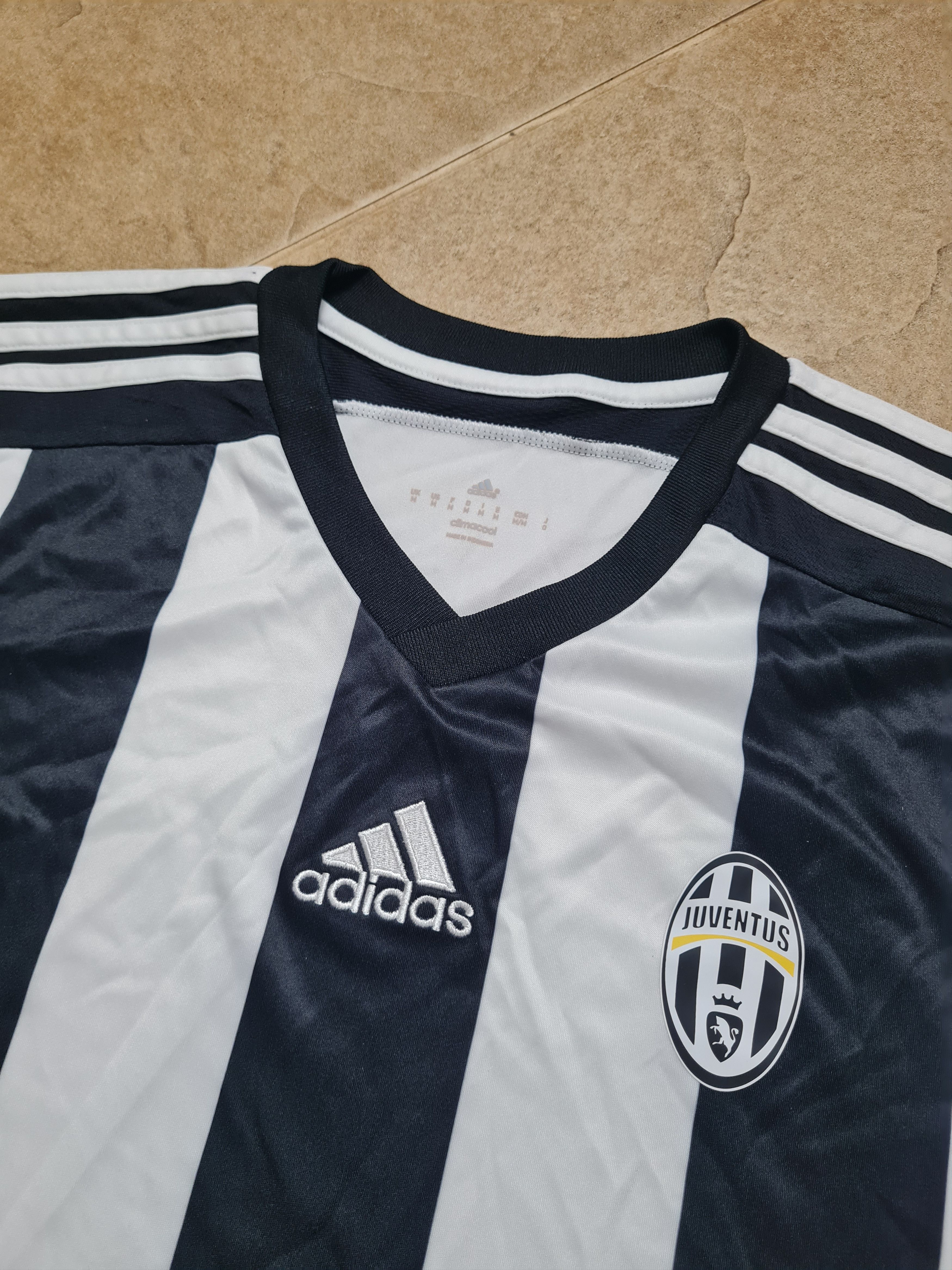 Adidas JUVENTUS 2015-16 HOME FOOTBALL SOCCER JERSEY ACADEMY ADIDAS Size US M / EU 48-50 / 2 - 10 Thumbnail