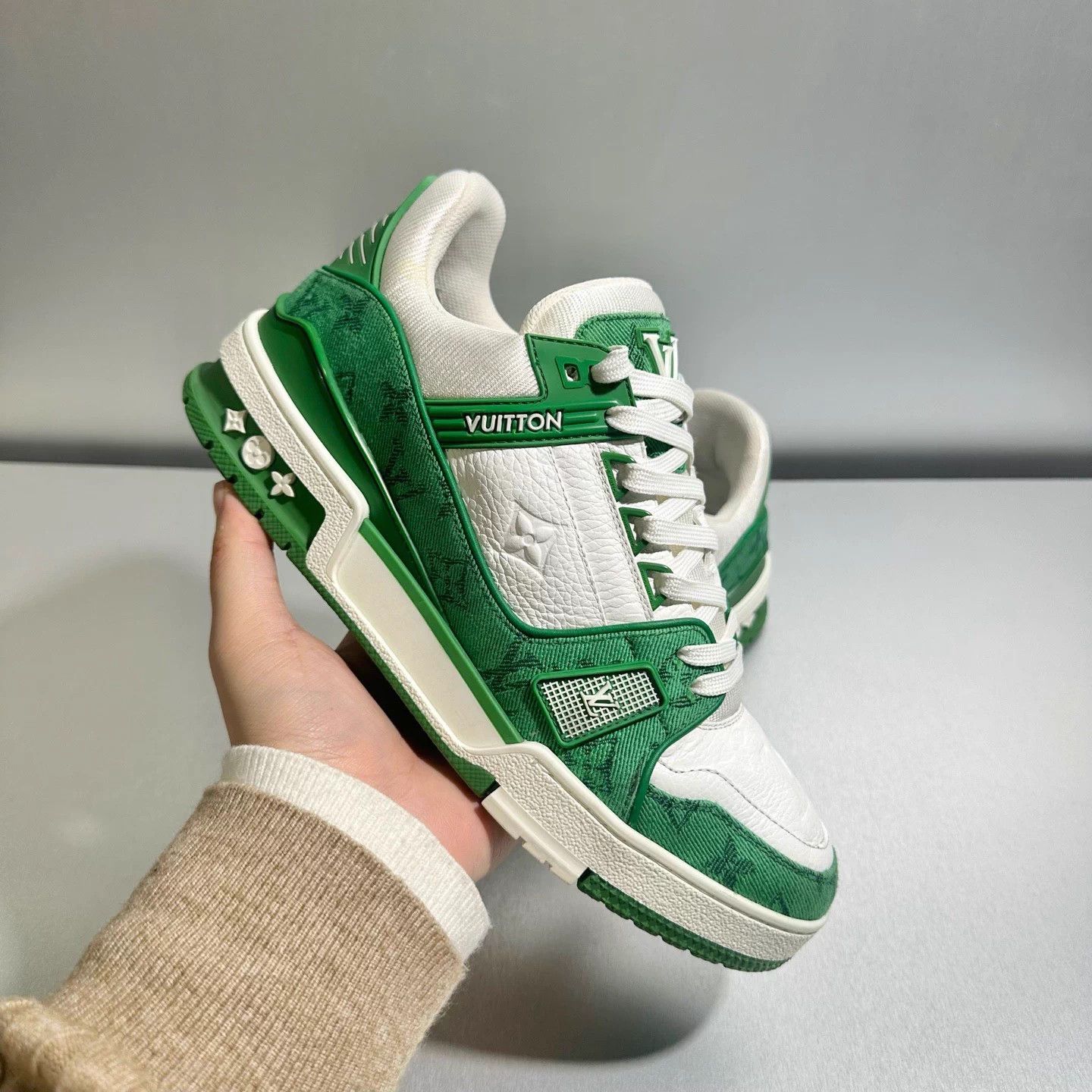 Louis Vuitton Louis Vuitton Trainer White Green 6/40 Worn once Size US 7 / EU 40 - 8 Thumbnail