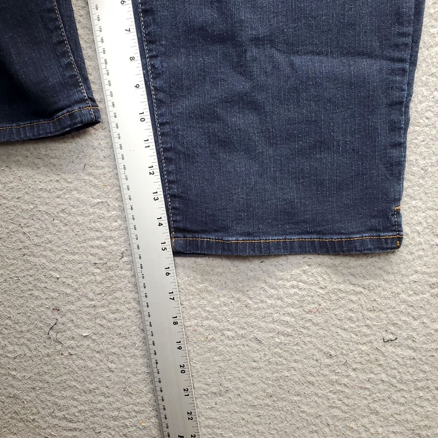 Levi's Levi's Cowboy Bermuda Shorts Womens 18 Blue Denim Slim Fit Ankle Slit Red Tab Slimming Pockets Casual Bermuda Shorts Womens Size 18 Blue Denim Size 40" / US 18 - 4 Thumbnail