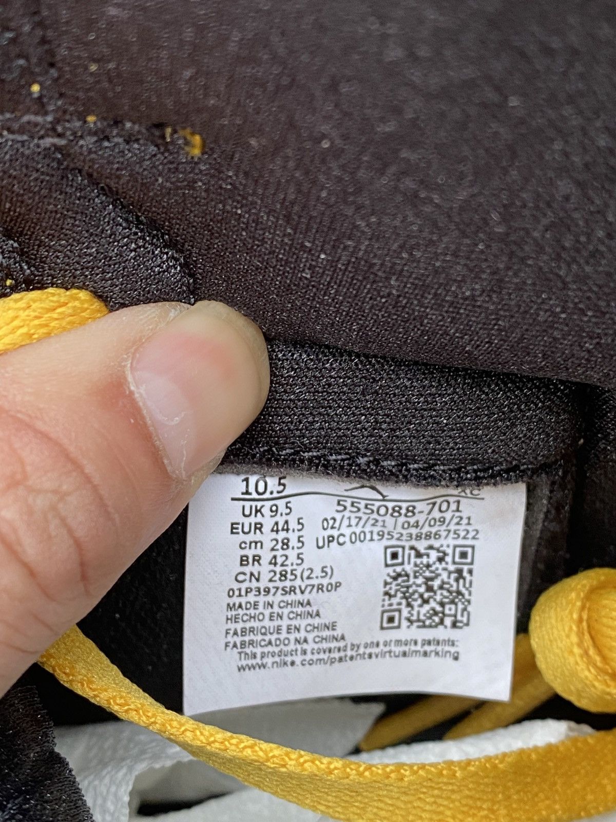 Nike Nike Air Jordan 1 Retro Pollen Yellow Men 10.5 555088-701 Size US 10.5 / EU 43-44 - 6 Thumbnail