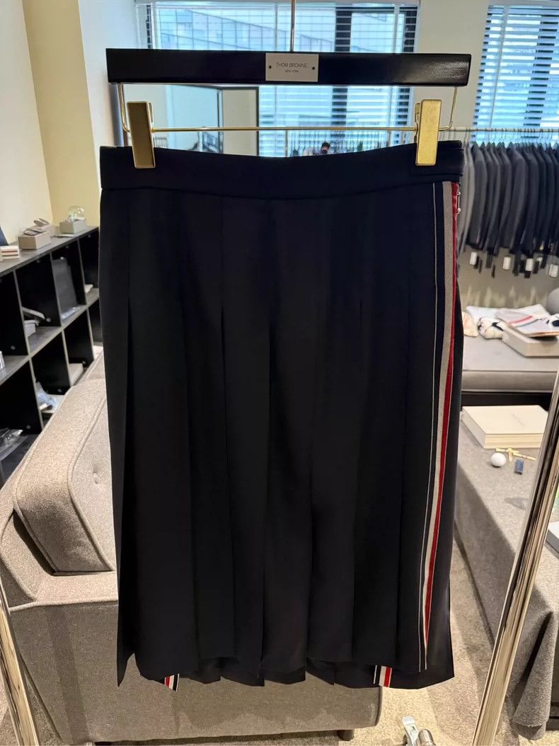 Thom Browne Thom Browne Women's pleated skirt 2505-Nextarrow Size 26" / US 2 / IT 38 - 1 Thumbnail