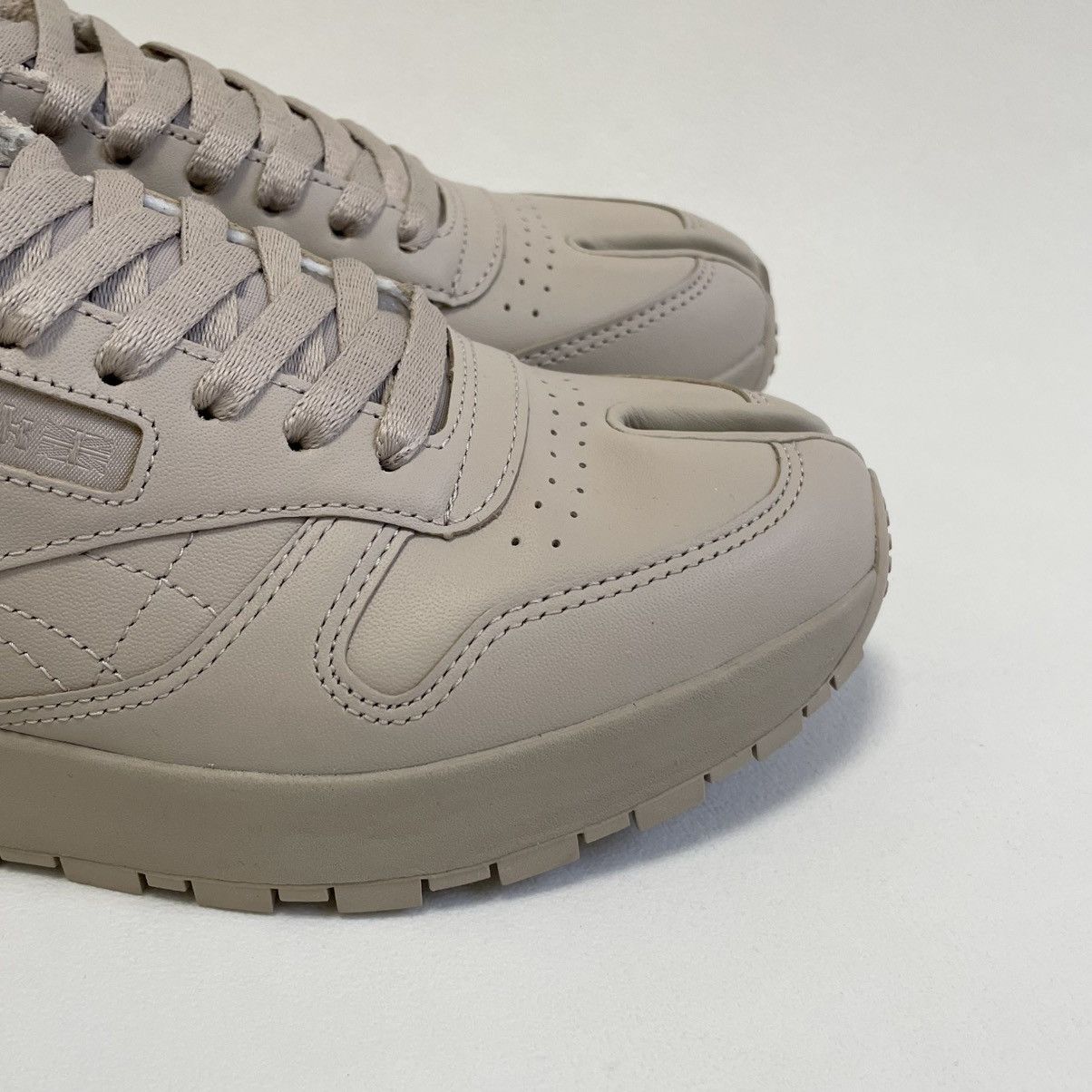 Maison Margiela × Reebok Beige Leather ‘Project 0 CL’ Tabi Sneakers Size US 10 / IT 40 - 6 Thumbnail