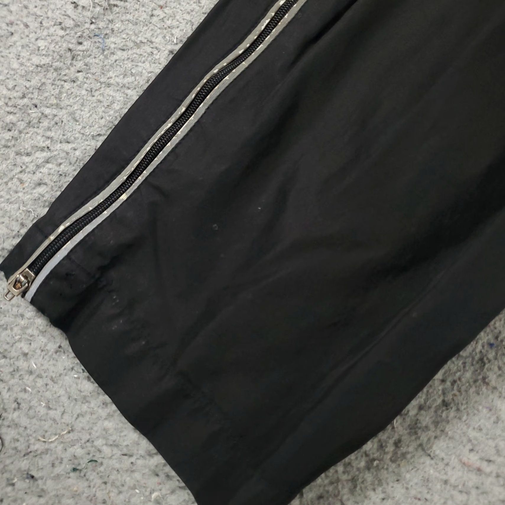 Nike Nike Pants Mens Medium Black Vintage 90s Track Windbreaker Ankle Zip Pants Nike Mens Medium Black Vintage 90s Track Windbreaker Ankle Zip Size US 31 - 6 Thumbnail