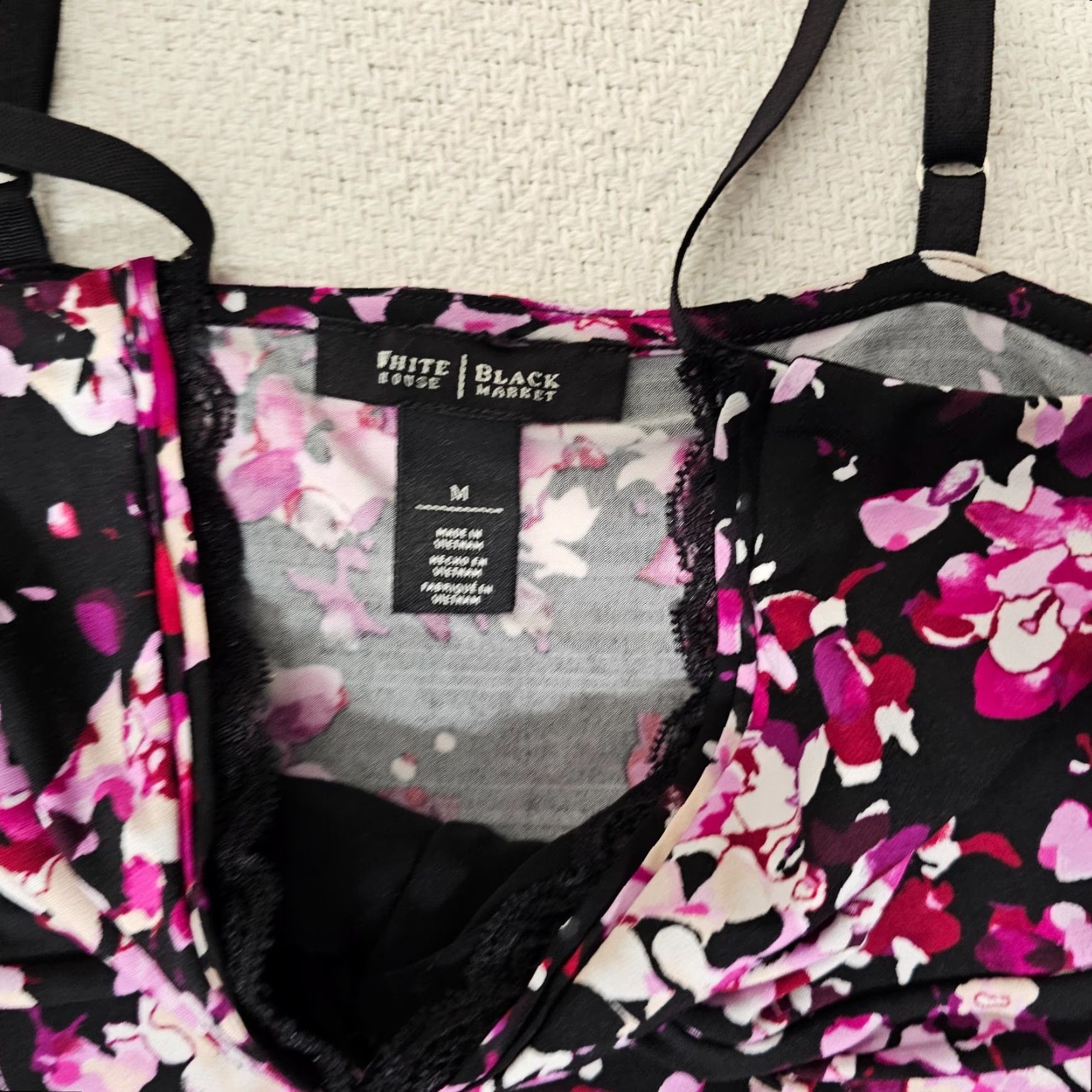 White House Black Market White House Black Market Flower Tank Top Size Medium Black Ruched Chest Size M / US 6-8 / IT 42-44 - 7 Thumbnail