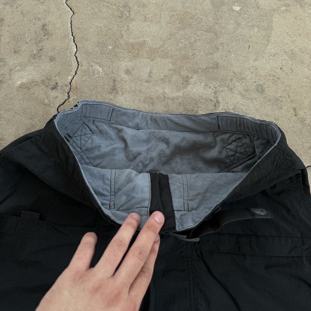 Mountain Hardwear Mountain Hardwear Nylon Black Outdoor Cargo Shorts Size 28" / US 6 / IT 42 - 5 Thumbnail
