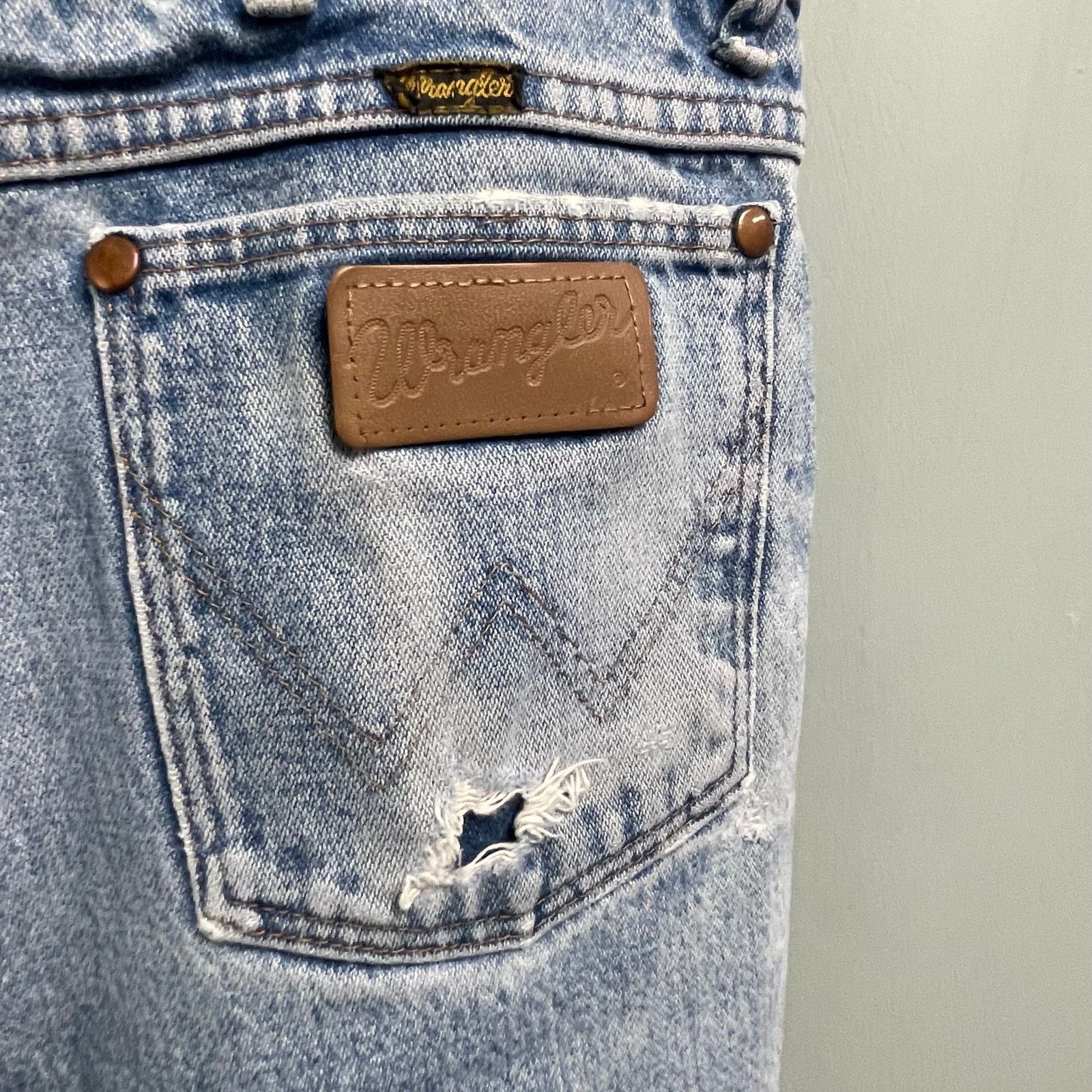 Wrangler Wrangler Light Wash Distressed Jeans 35x36 Thrashed Size US 35 - 3 Thumbnail