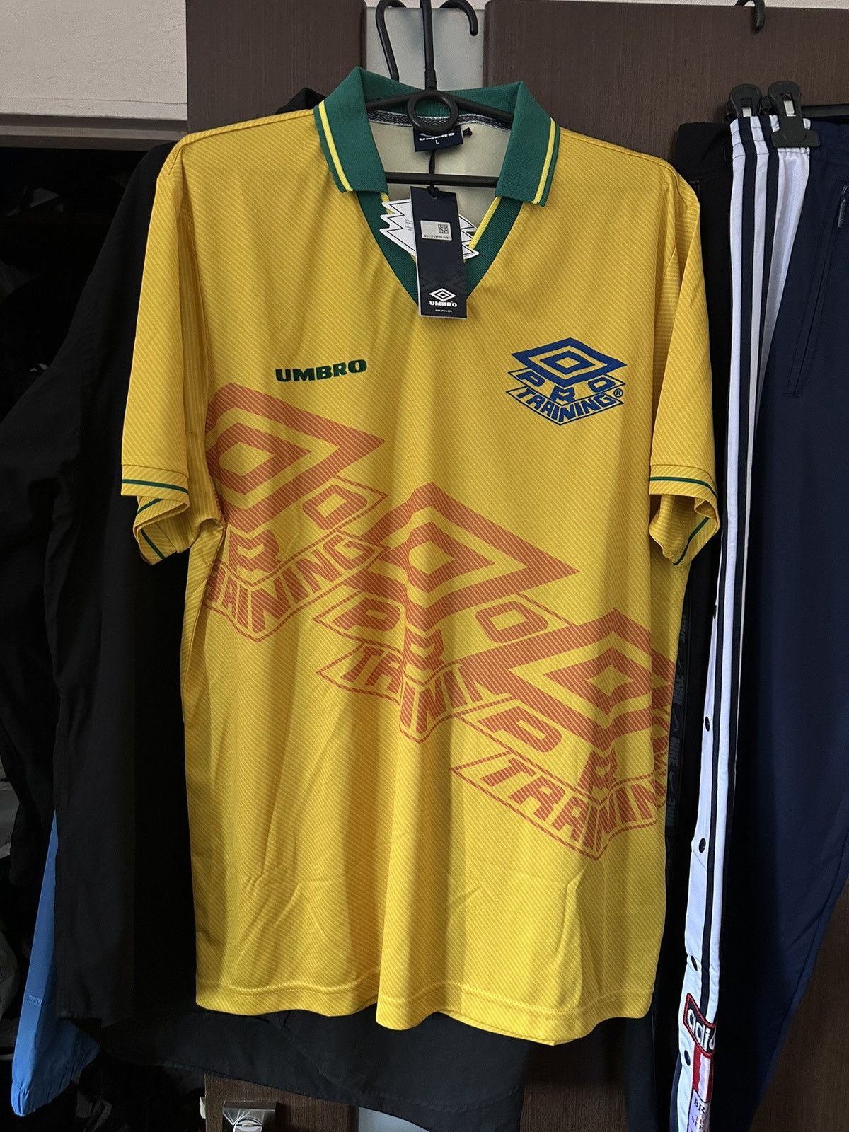 Vintage Umbro pro training yellow Brazil rare polo big logo