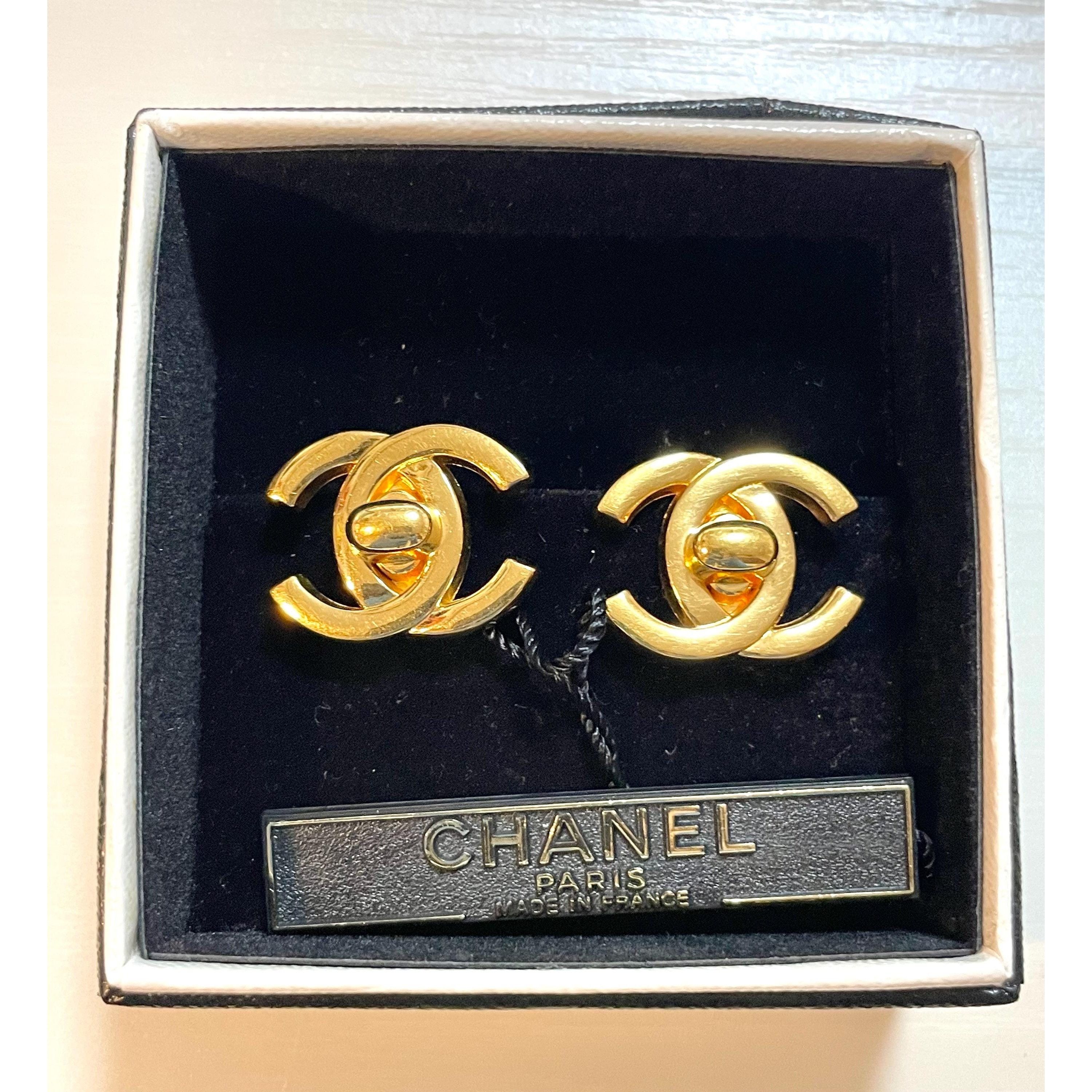 Chanel Vintage CHANEL golden turn lock CC earrings. Very classic an Size ONE SIZE - 2 Thumbnail