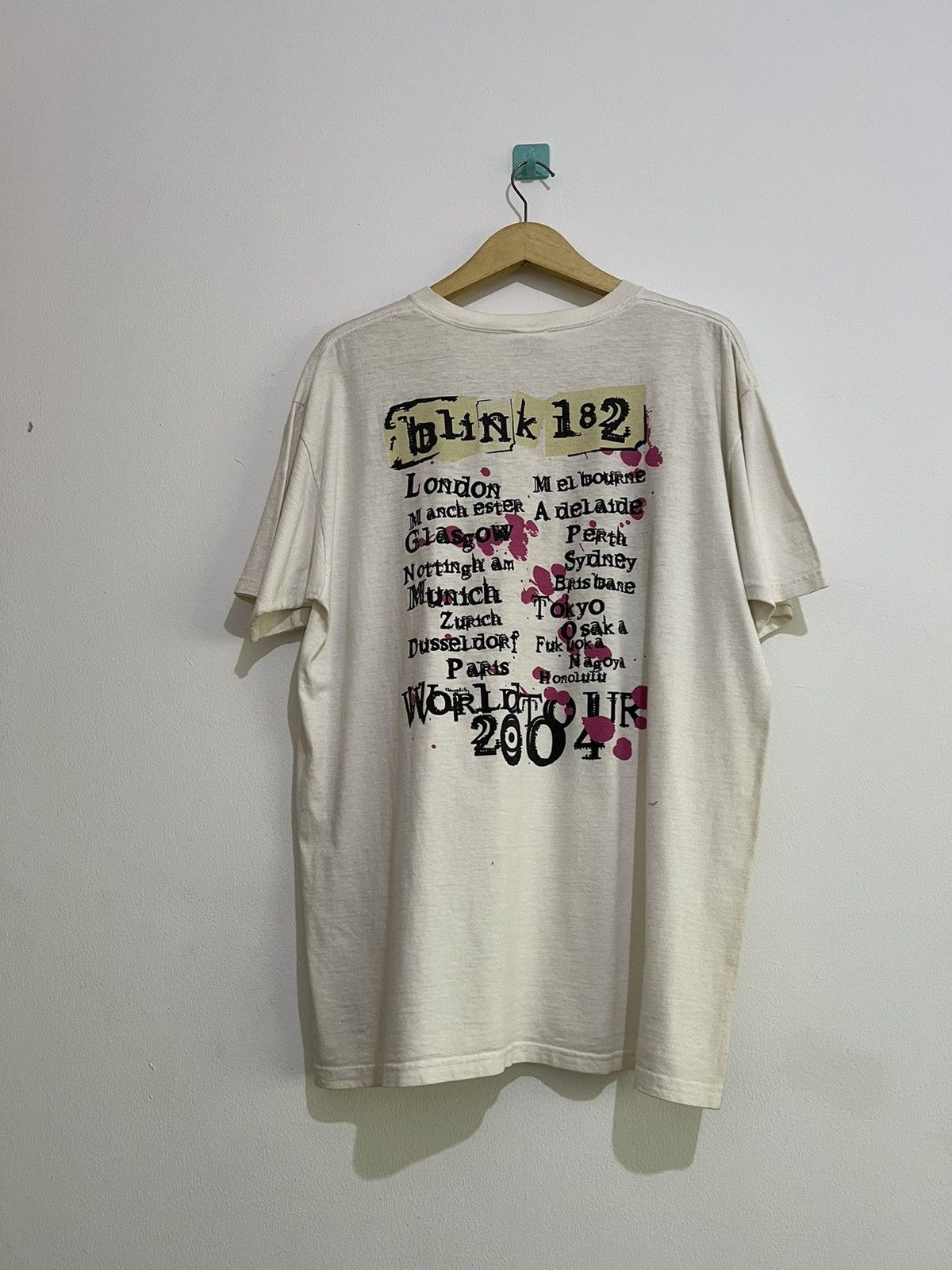 Anvil × Band Tees × Vintage (SOLD) Blink 182 World Tour 2004 Tshirt Size US L / EU 52-54 / 3 - 5 Thumbnail