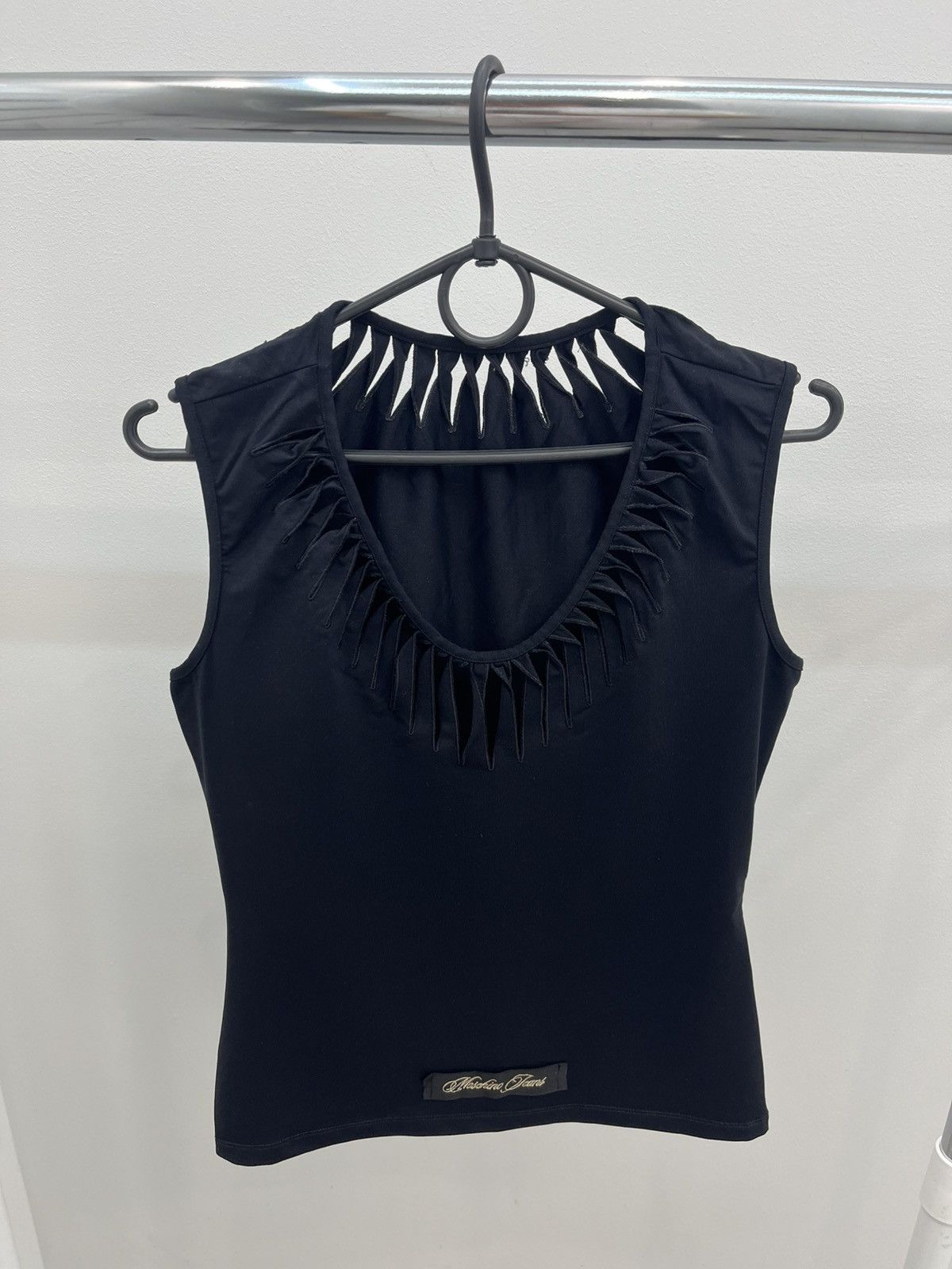 Moschino Vintage Moschino Front Logo Embroidered Tank T-shirt Tee Size L / US 10 / IT 46 - 2 Thumbnail