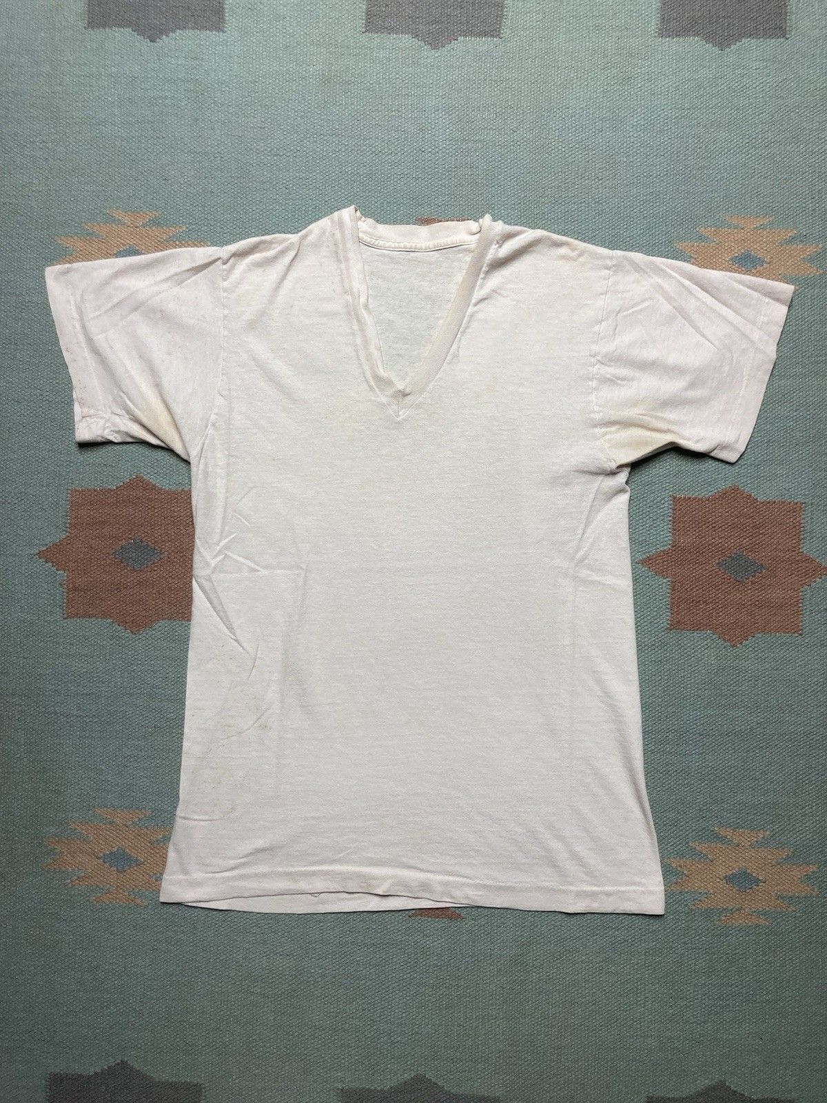Vintage 70s 80s blank white t shirt v neck grunge soft worn medium Size US M / EU 48-50 / 2 - 1 Thumbnail