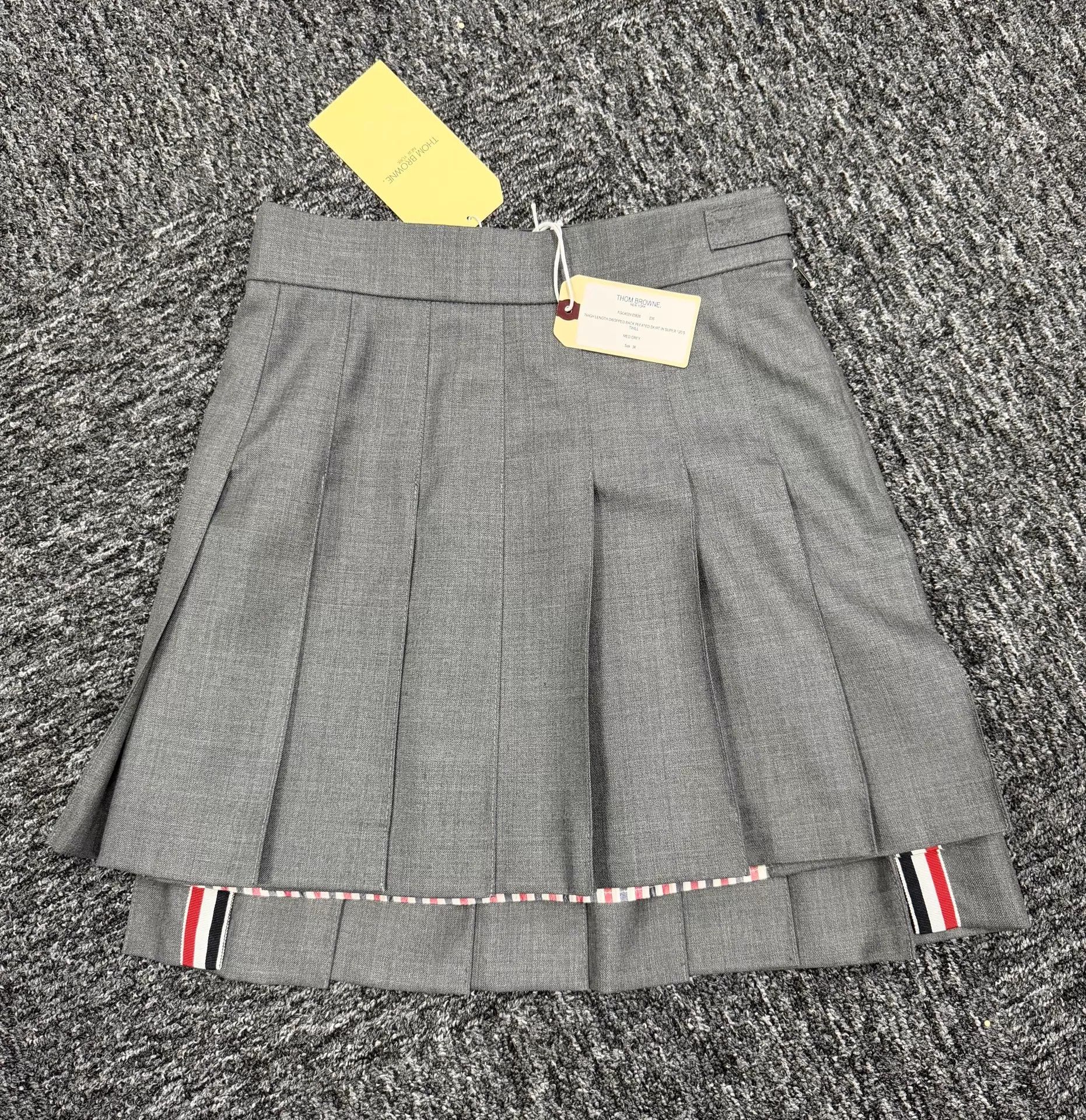 Thom Browne Thom Browne Women's Classic Mid Gray Pleated Mini Skirt Size 25" / US 0 / IT 36 - 3 Thumbnail