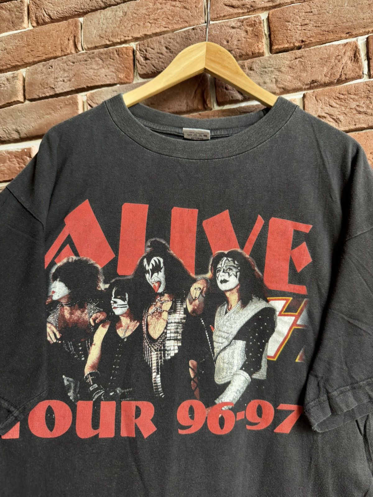 Band Tees Vintage Rare Kiss Alive Worldwide 96/97 Band Tour Tshirt Size US XL / EU 56 / 4 - 4 Thumbnail