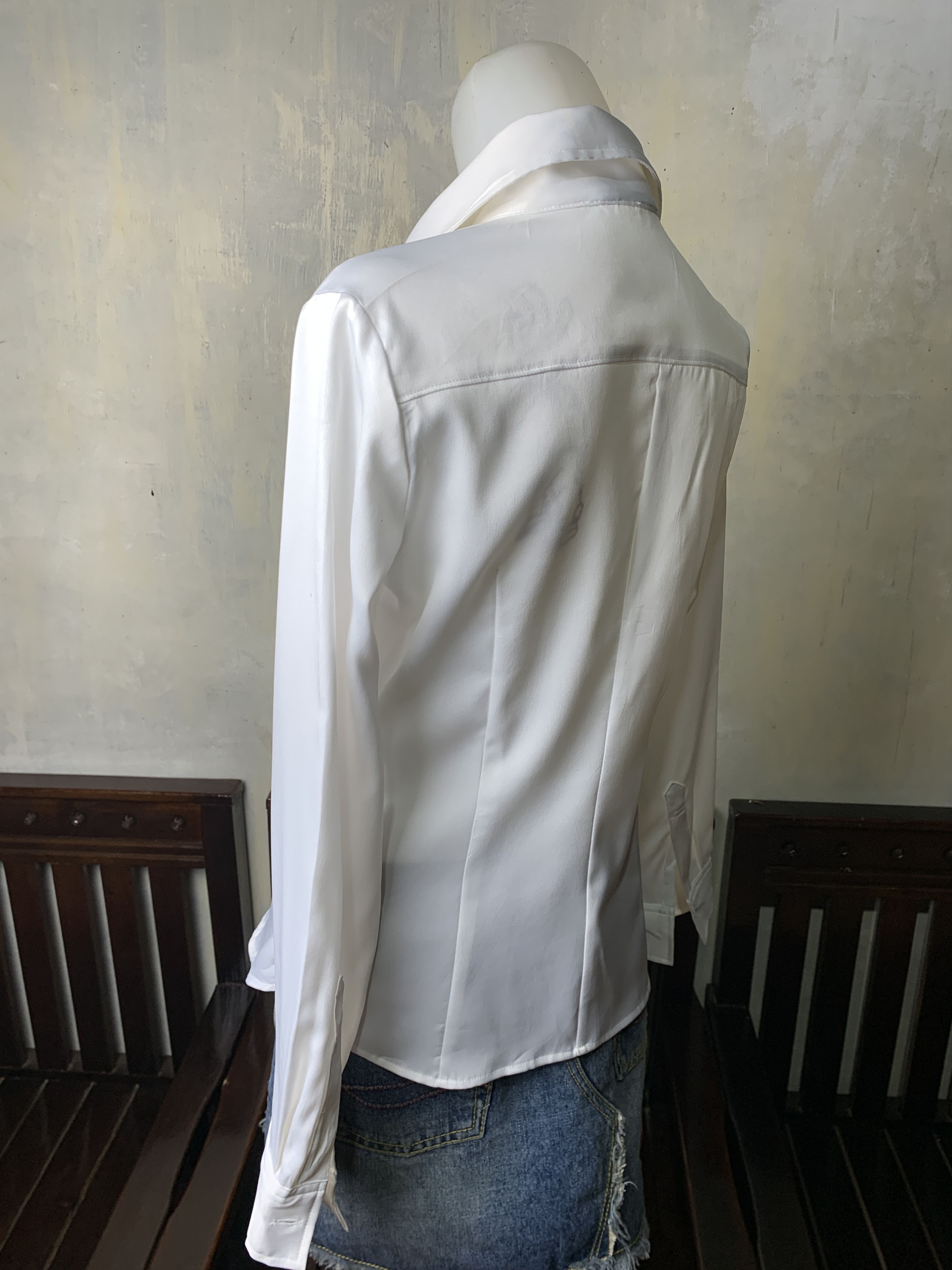 Japanese Brand Luccia White Ruffle Trim Blouse (M) Size M / US 6-8 / IT 42-44 - 3 Thumbnail