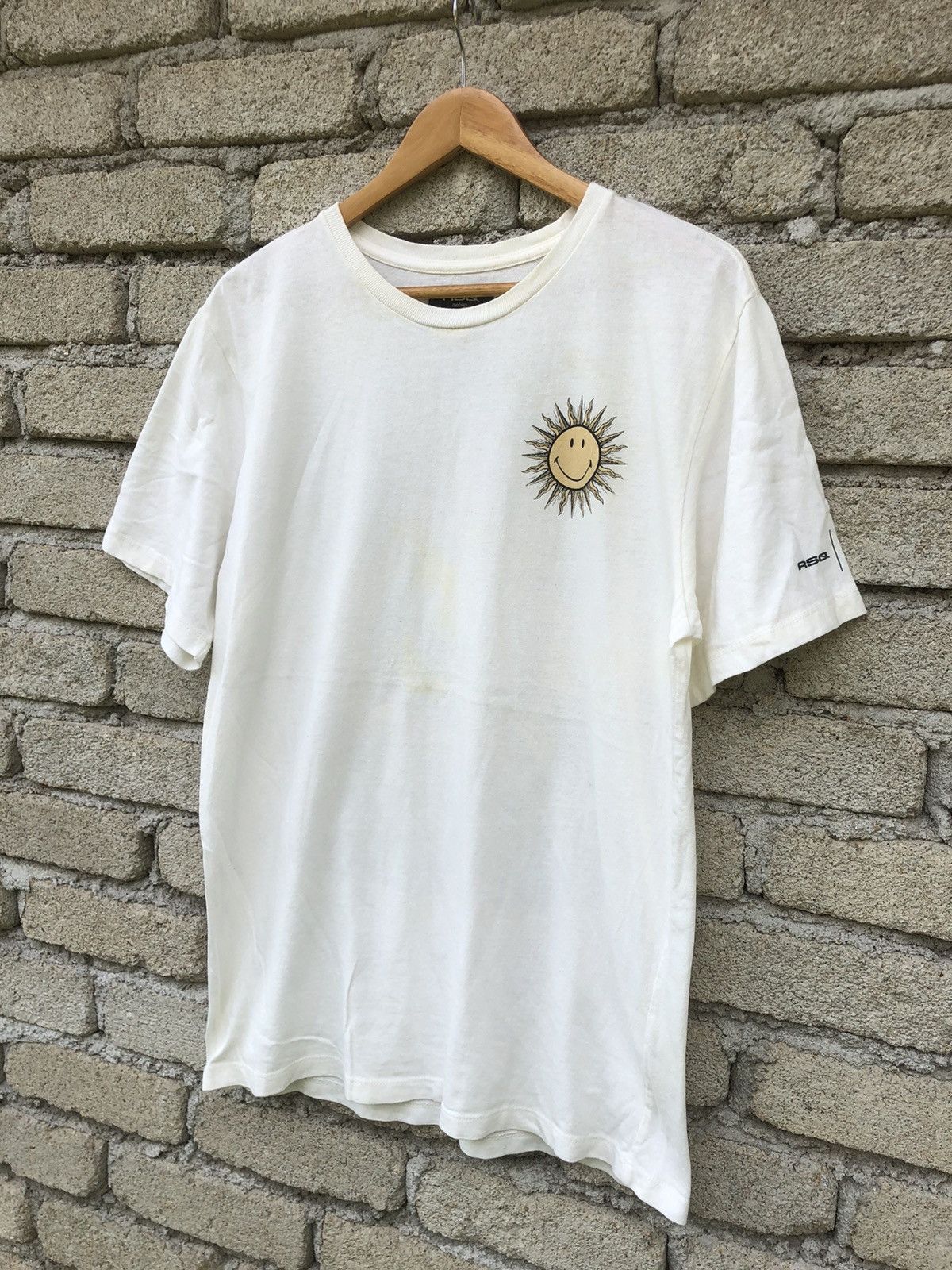 Japanese Brand RARE RSQ x Smiley Spread Warmth Backhit Tee Size US L / EU 52-54 / 3 - 10 Thumbnail
