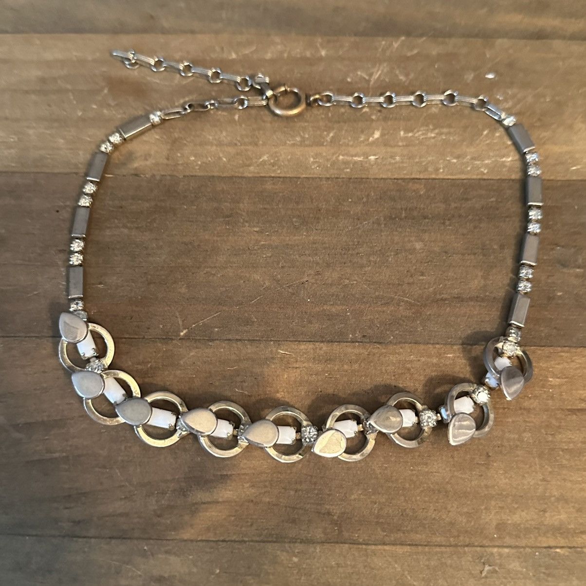 Vintage Vintage overlapped links with milk glass stones necklace Size ONE SIZE - 2 Thumbnail
