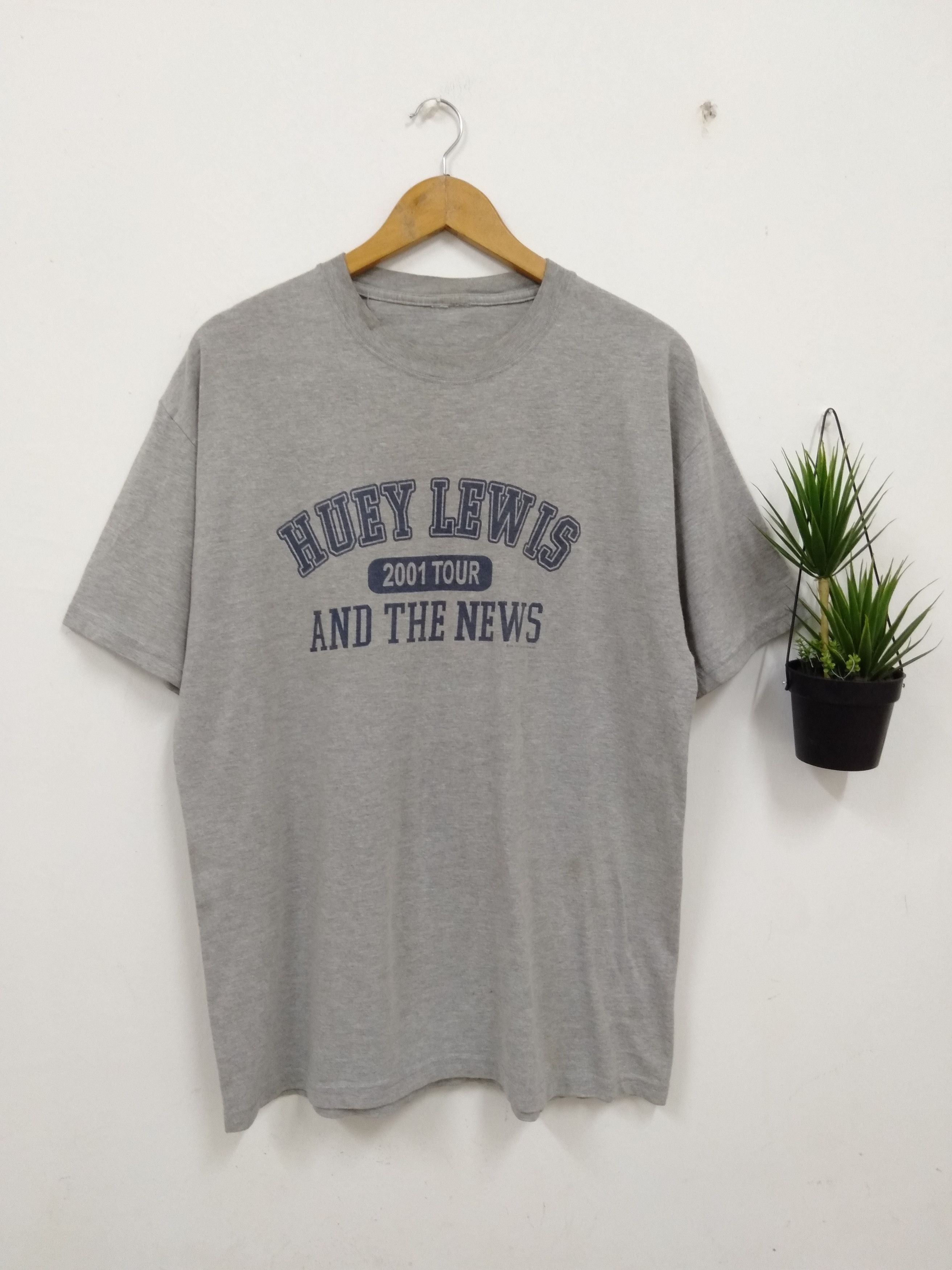 Band Tees Vintage 2001 Huey Lewis And the News band tour t shirt Size US L / EU 52-54 / 3 - 1 Thumbnail
