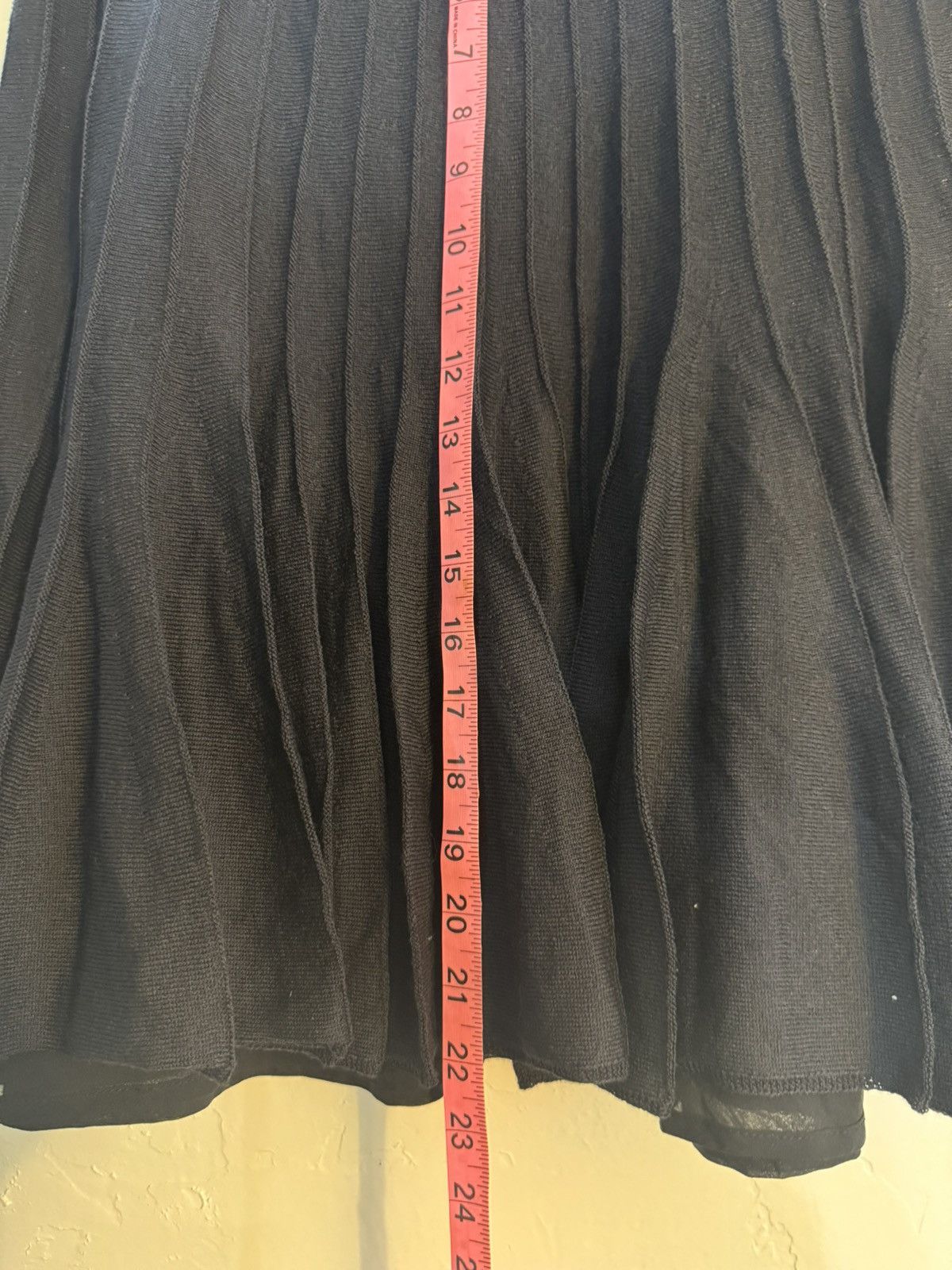 St. John VINTAGE ST. JOHN SKIRT BLACK KNIT PLEATED KNEE LENGTH SZ 4 Size 27" / US 4 / IT 40 - 8 Thumbnail