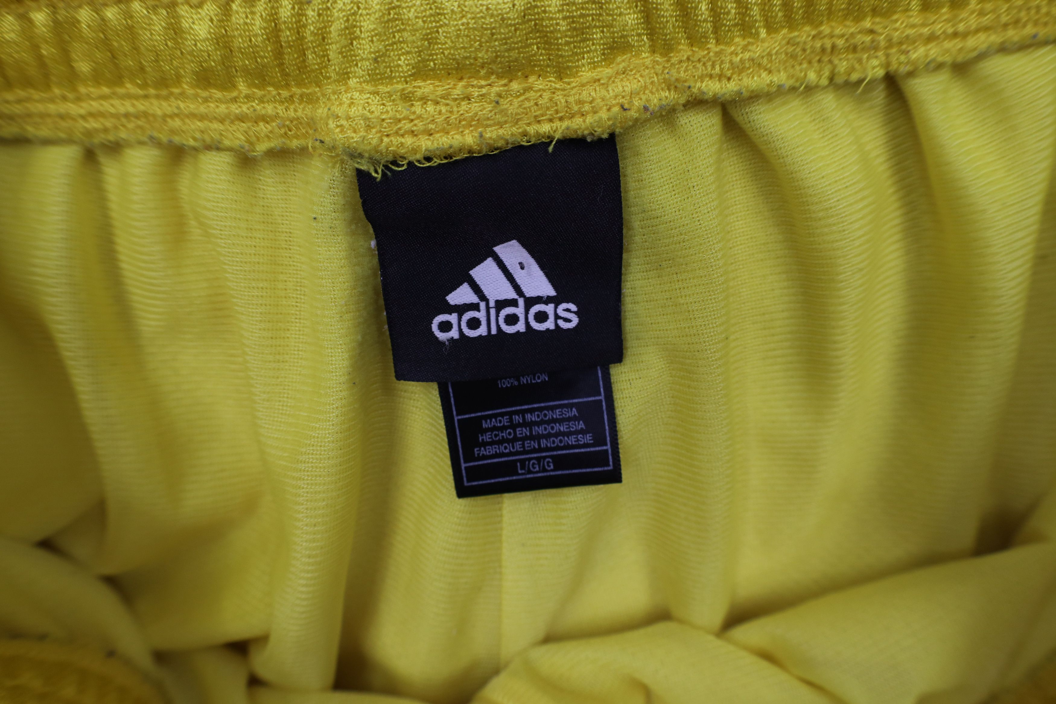Adidas × Vintage Adidas University of Michigan Basketball Shorts Yellow Size US 34 / EU 50 - 9 Thumbnail