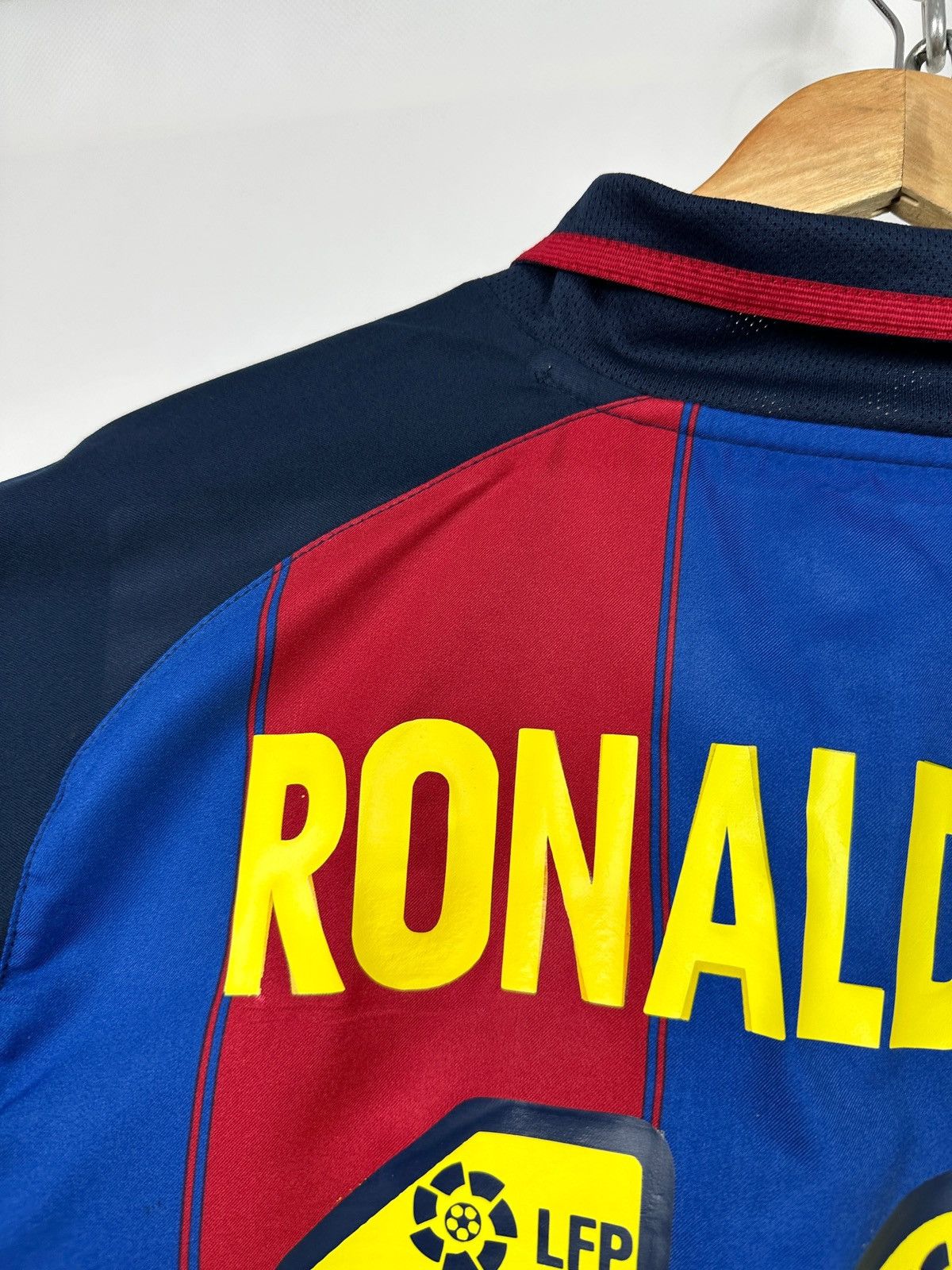 Nike 2003/04 Vintage Nike FC Barcelona Ronaldinho Soccer Jersey Size US M / EU 48-50 / 2 - 19 Thumbnail