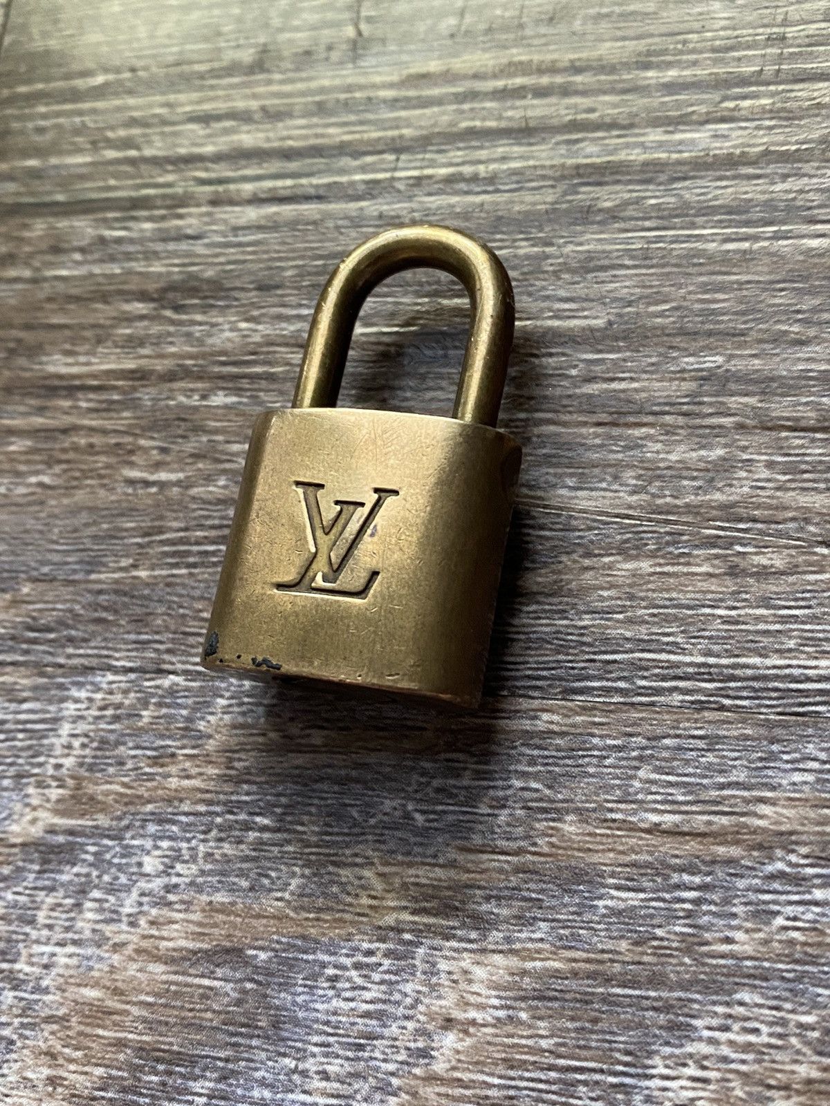 Louis Vuitton Louis Vuitton Lock 306 Size ONE SIZE - 2 Thumbnail