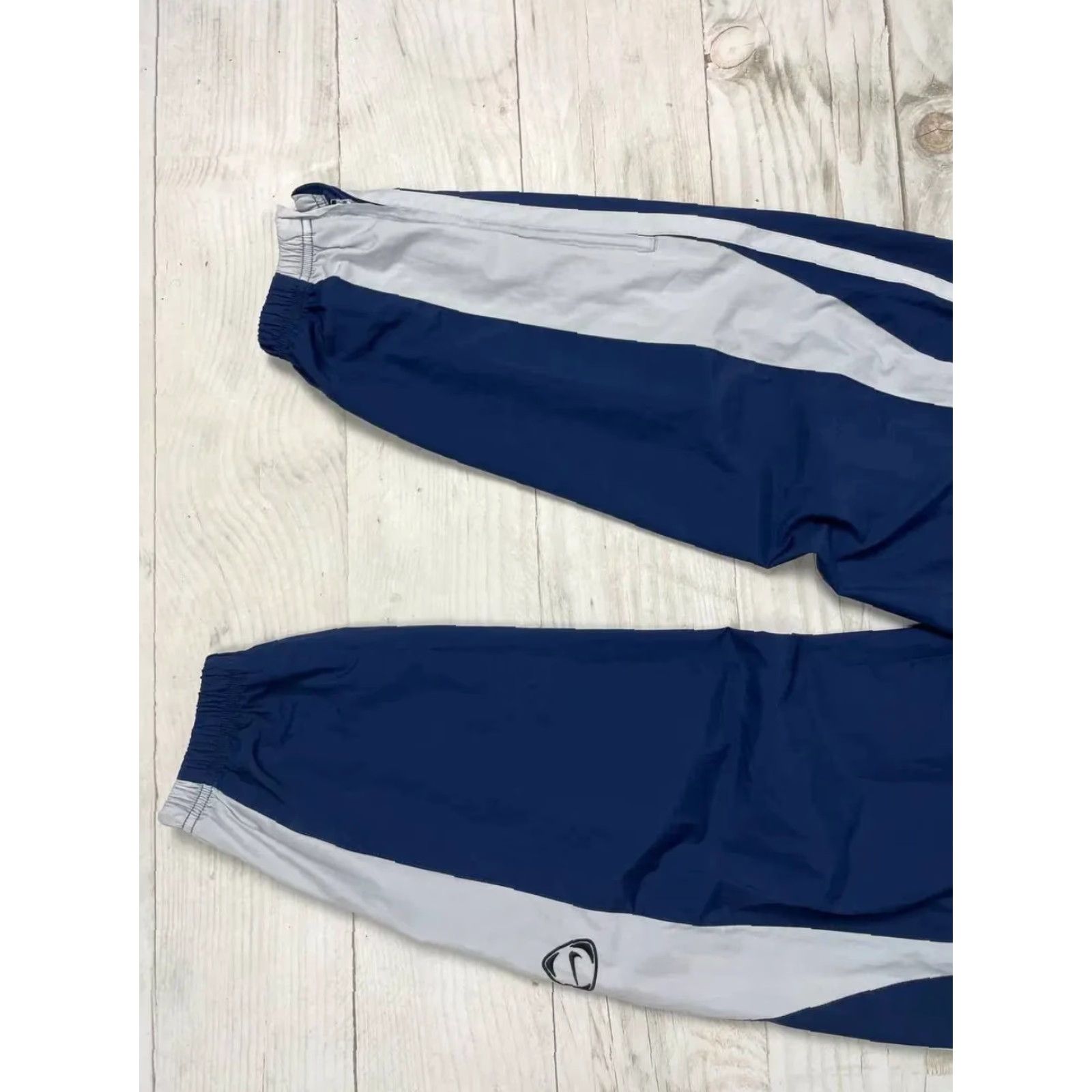 Nike VINTAGE Nike Track Pants Men Size M Blue Nylon Striped Swoosh Size US 31 - 6 Thumbnail