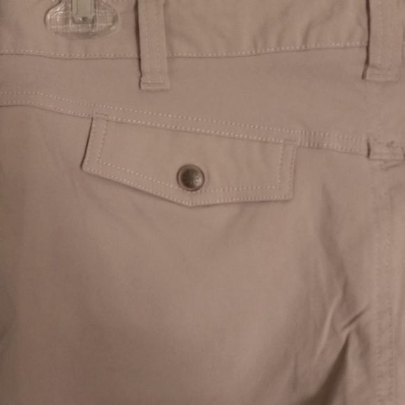 Athleta Athleta Size 8 Bermuda Shorts Womens Beige Nylon Blend Draws Size 30" / US 8 / IT 44 - 9 Thumbnail