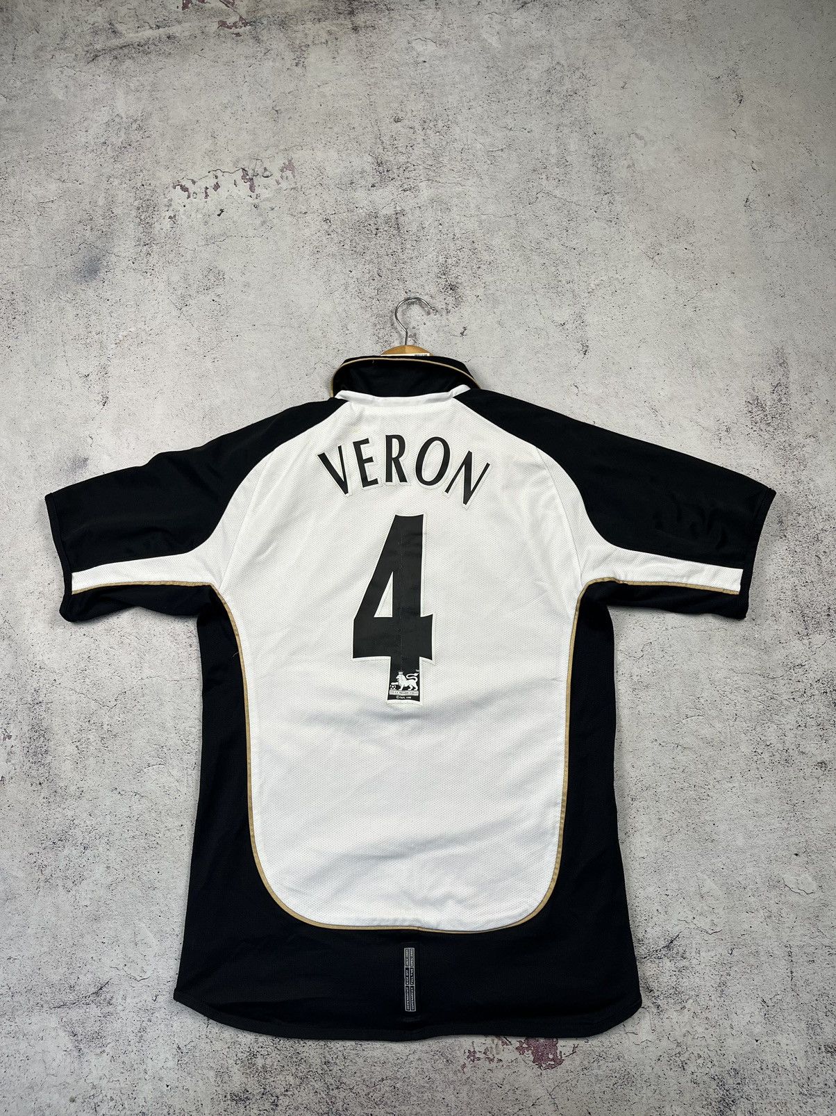 Umbro MANCHESTER UNITED 2001/2002 SOCCER JERSEY UMBRO 5 VERON Sz S Size US S / EU 44-46 / 1 - 7 Thumbnail