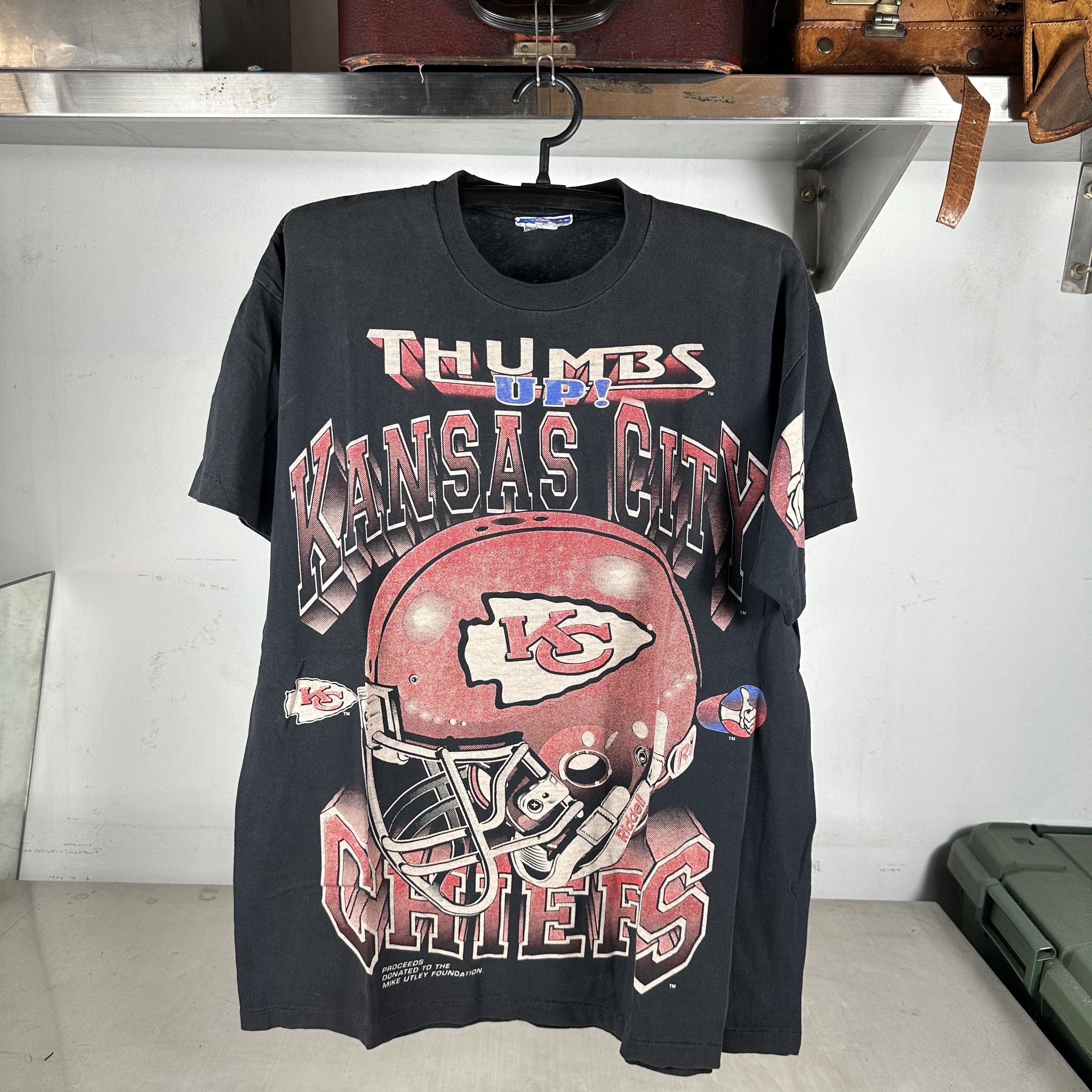 Vintage Vintage 90s Kansas City Chiefs NFL Thumbs Up! T-shirt Size US XL / EU 56 / 4 - 1 Thumbnail