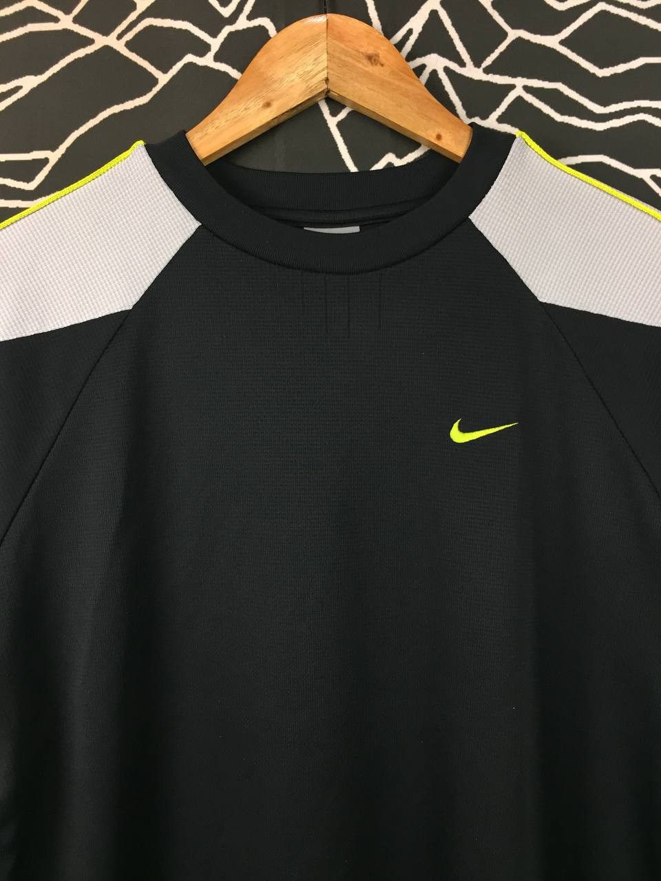 Nike Nike Fit Dry Neon Green Swoosh Logo Performance Tee Size US M / EU 48-50 / 2 - 3 Thumbnail