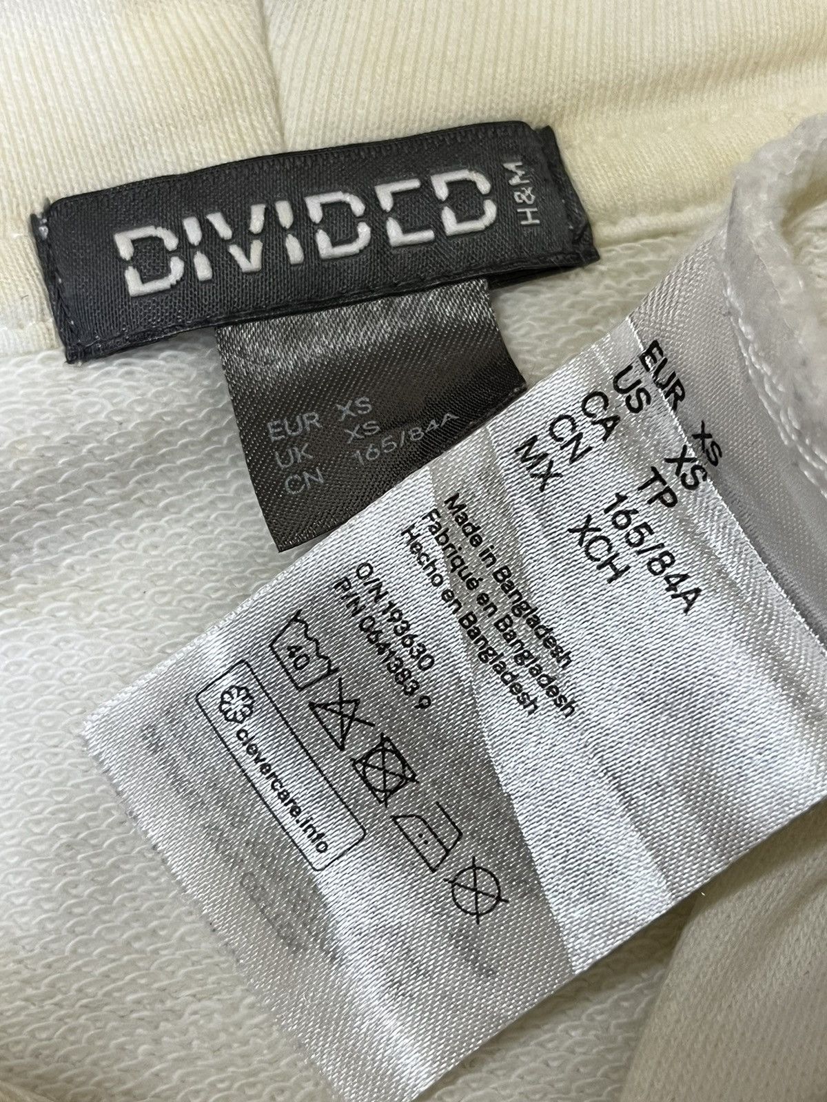 Band Tees ROCK BAND JOY DIVISION“UNKNOWN PLEASURES”2019 by H&M HOODIES Size US S / EU 44-46 / 1 - 9 Thumbnail