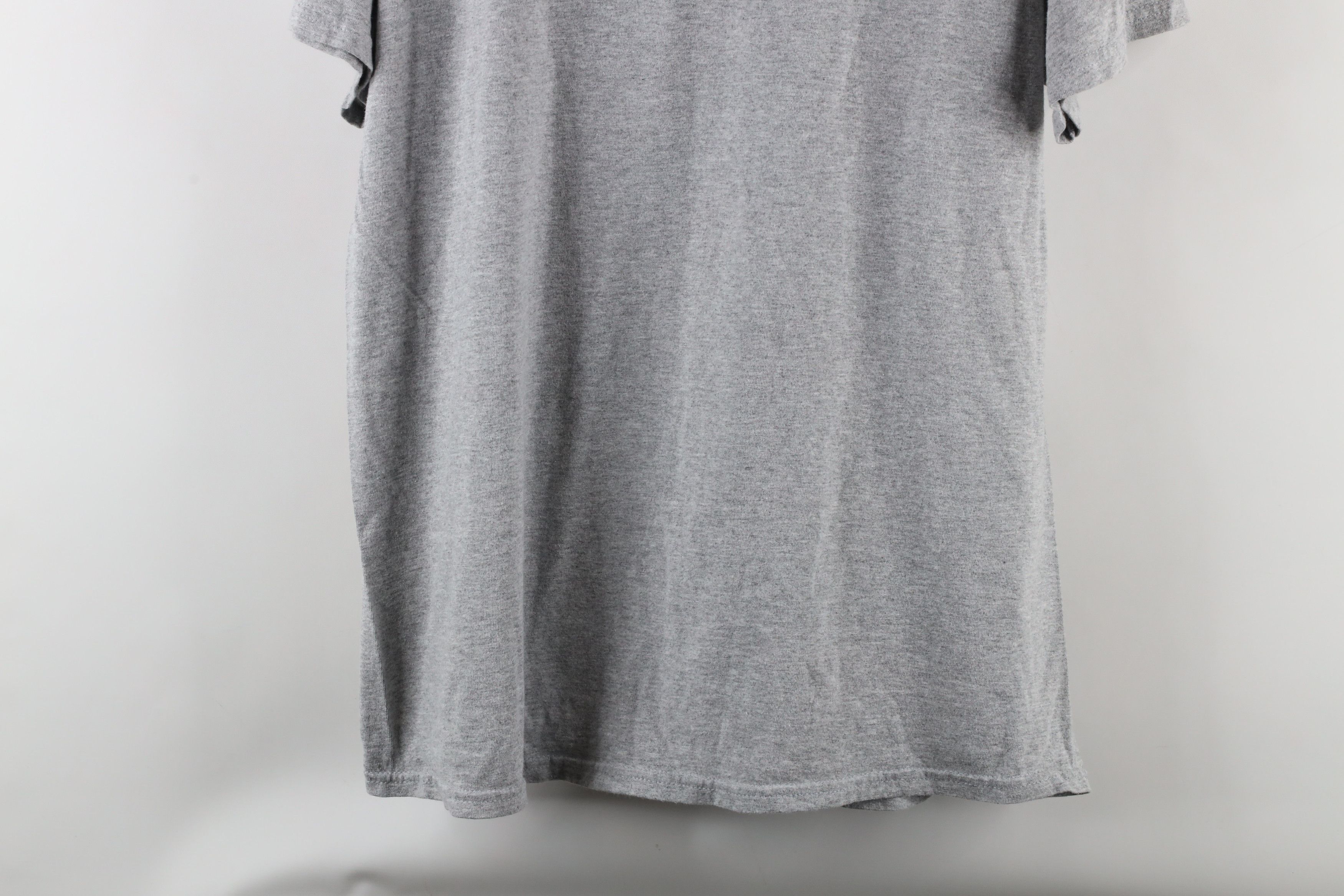 Vintage Vintage Out Ivy League Harvard University Crest T-Shirt Size US L / EU 52-54 / 3 - 9 Thumbnail