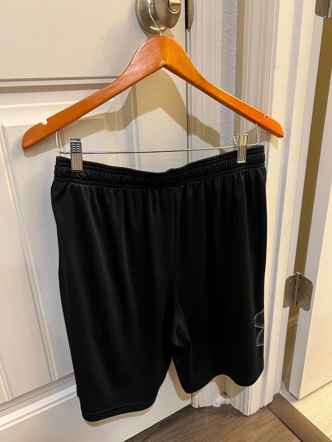 Under Armour Under Armour Men’s Black Athletic Shorts Large Logo Graphic Size US 34 / EU 50 - 4 Thumbnail