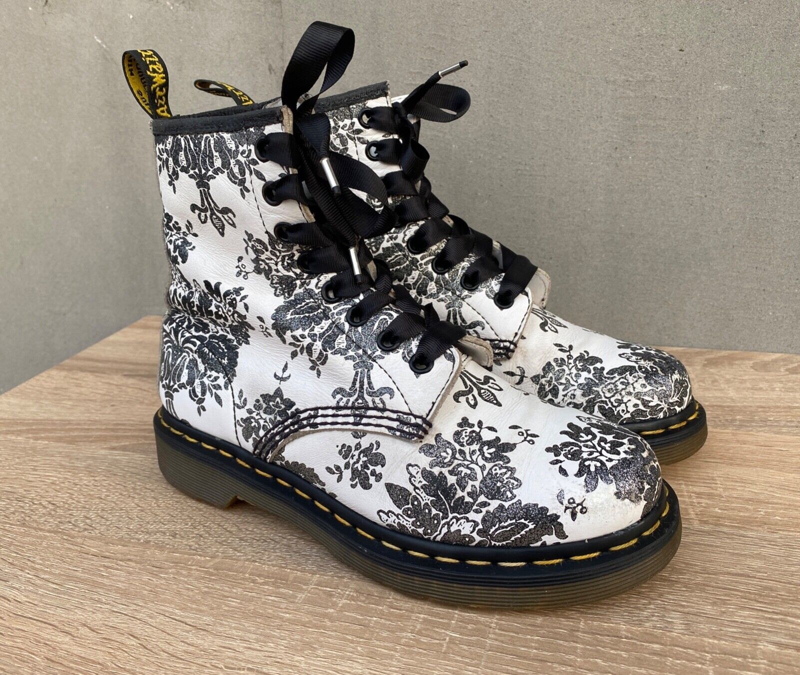 Dr. Martens Dr. Martens 1460 W Floral Printed Size US 6 / IT 36 - 1 Thumbnail