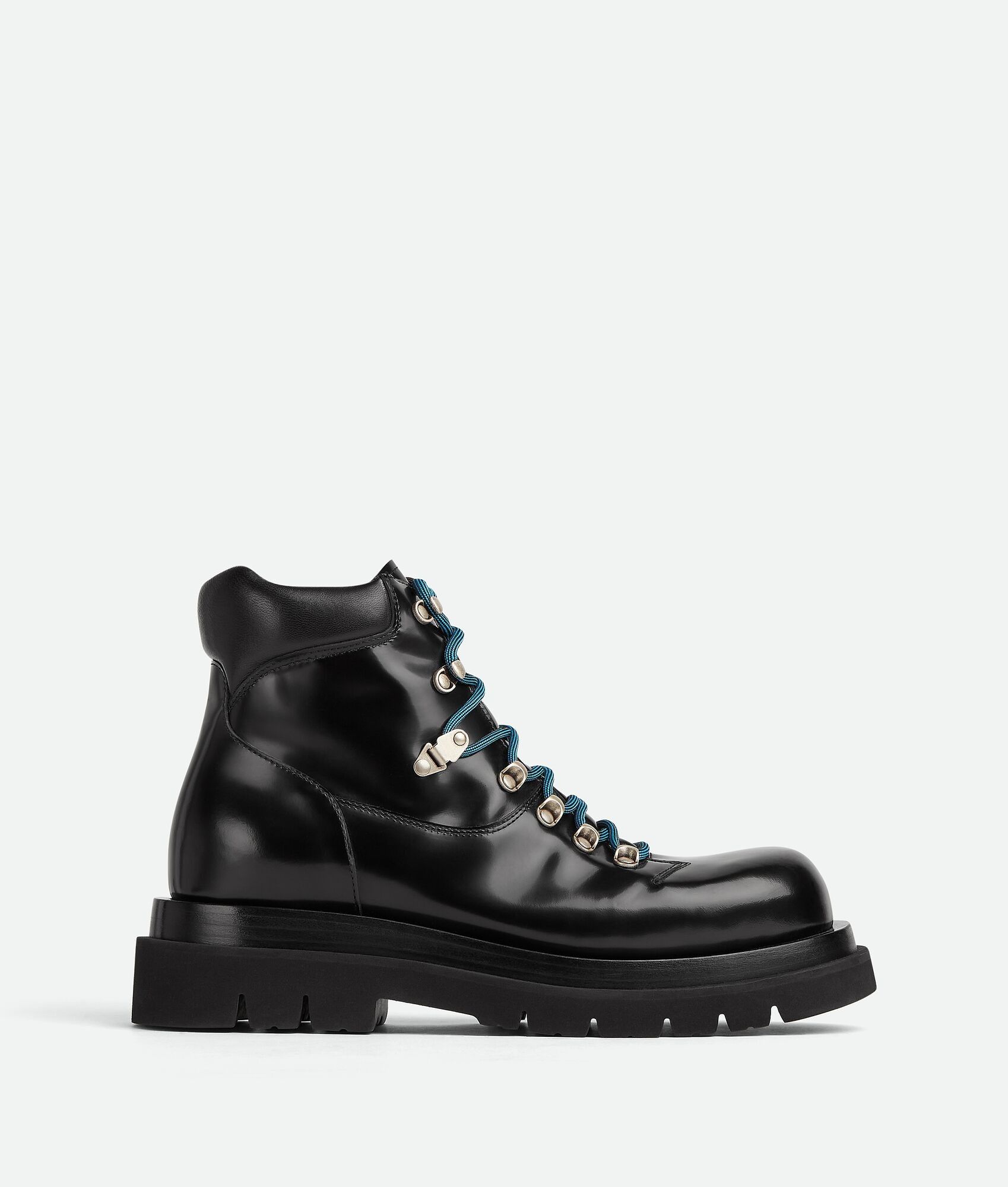 o1n1vont0125 Lug Hiking Ankle Boots in Black