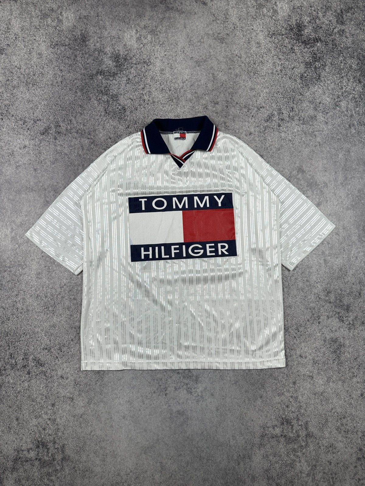Tommy Hilfiger Vintage Tommy Hilfiger Big Logo T-shirt Streetwear Rare XL Size US XL / EU 56 / 4 - 1 Thumbnail