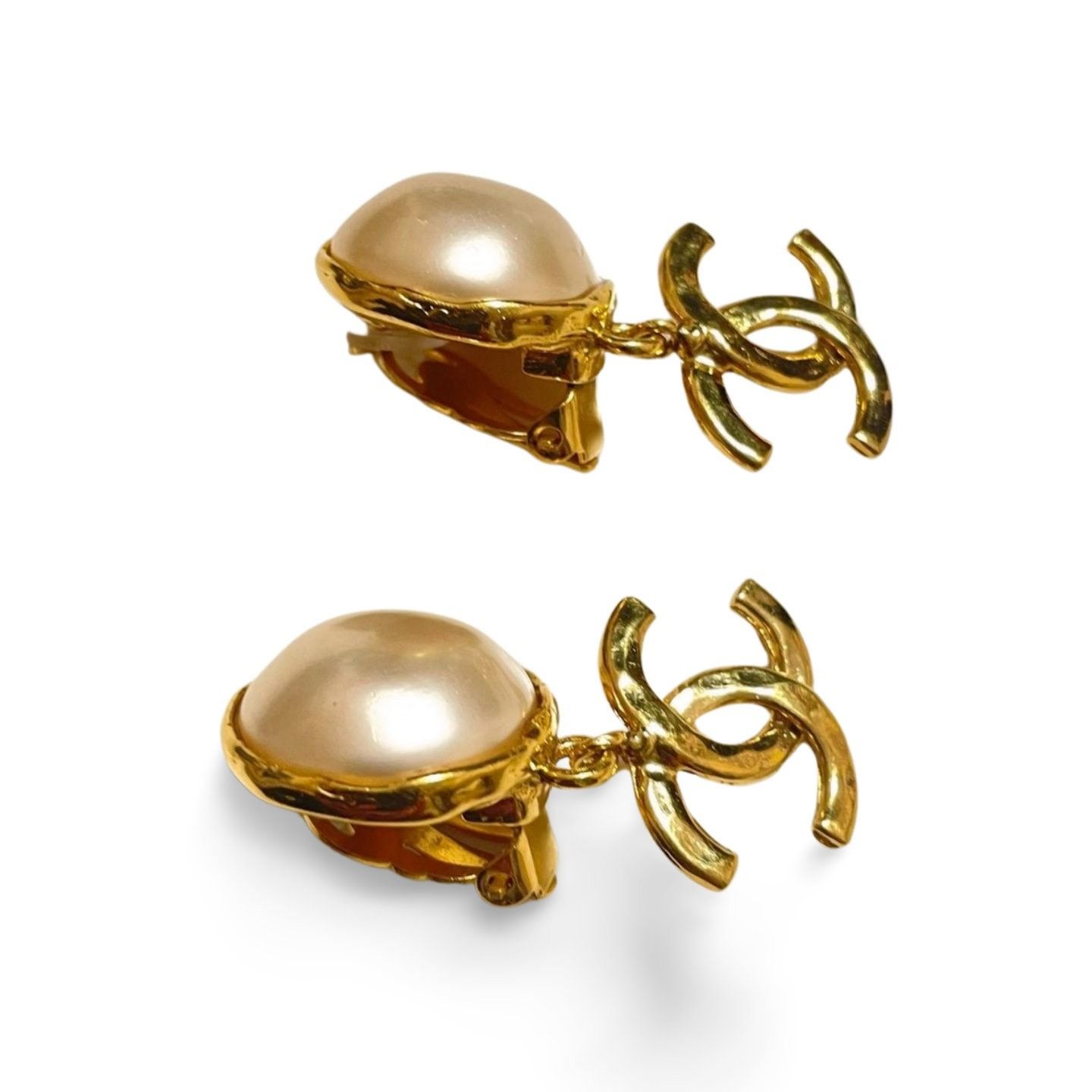 Chanel Vintage CHANEL white faux pearl and golden dangling earrings Size ONE SIZE - 7 Thumbnail