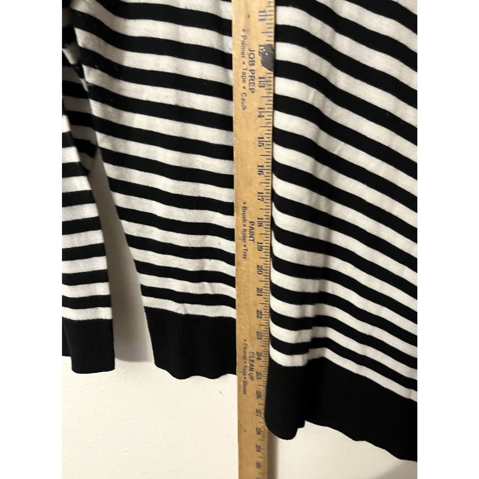 Vince Camuto VINTAGE Vince Camuto Sweater Womens M Long Sleeve V-Neck Asymmetrical Hem Black Knit Pullover Casual Womens Size M / US 6-8 / IT 42-44 - 4 Thumbnail