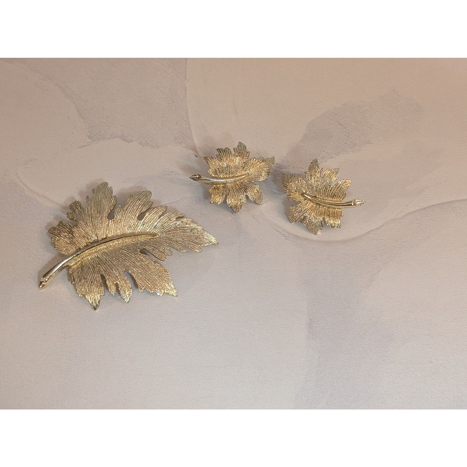 Vintage VTG 1955 Emmons Gold-Tone Leaf Brooch & Clip-On Earrings Set Size ONE SIZE - 2 Thumbnail