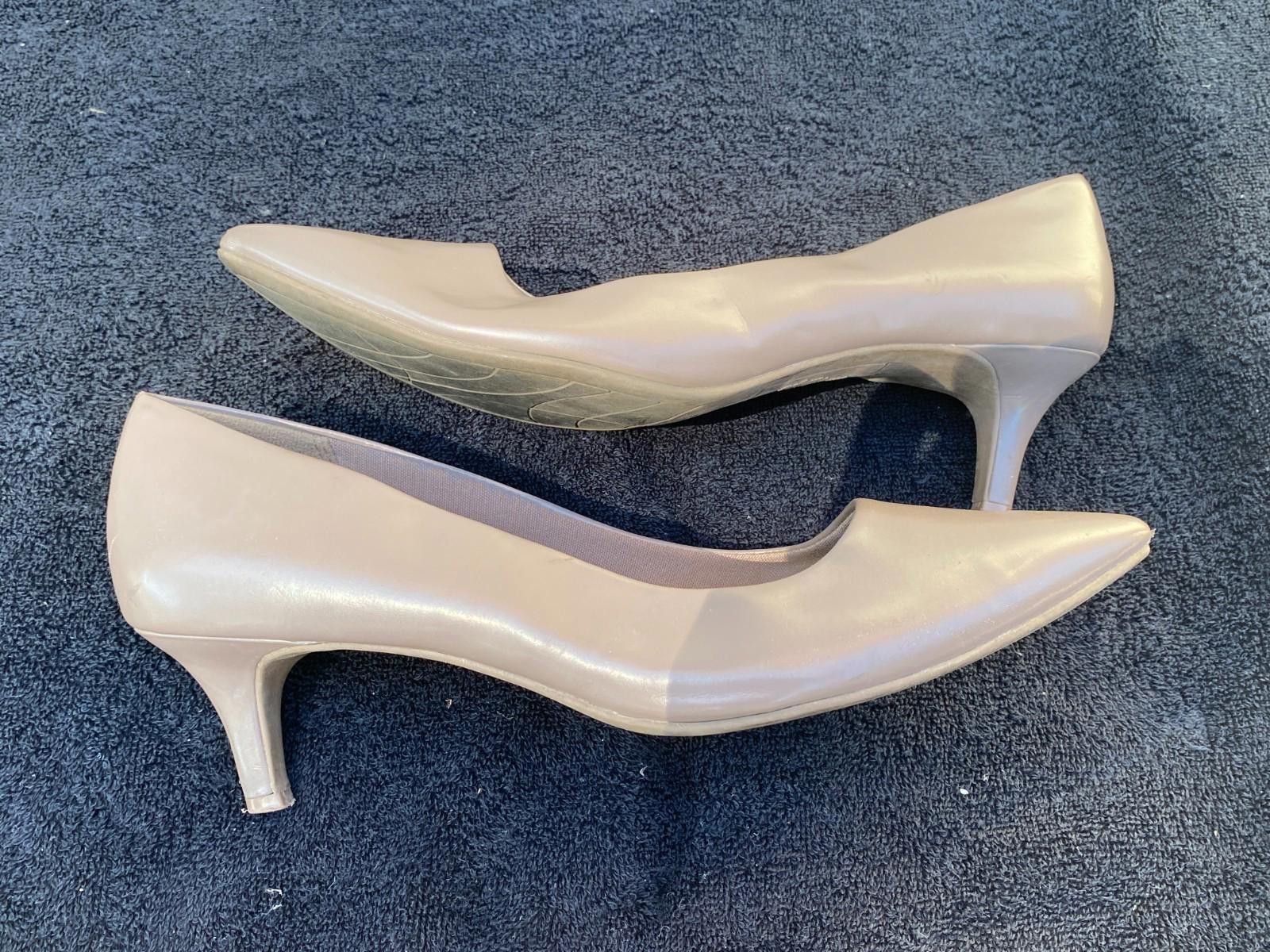 Designer Womens Dexflex Comfort Taupe Faux Leather Heels Sz 9.5 (S610 Size US 9.5 / IT 39.5 - 4 Thumbnail