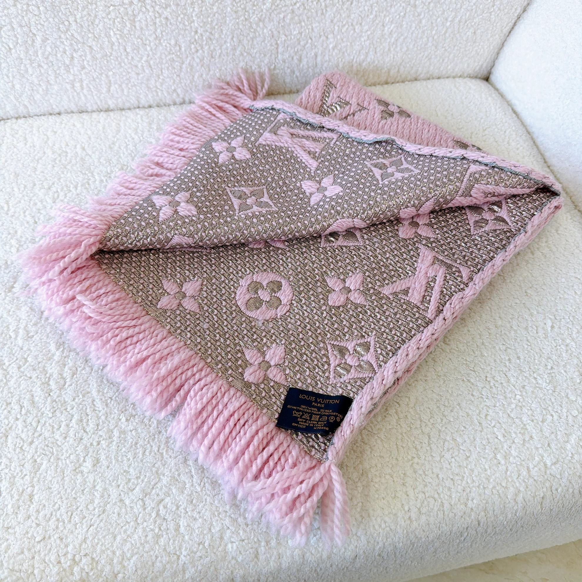 Louis Vuitton Louis Vuitton pink wool full logo fringed scarf Size ONE SIZE - 2 Thumbnail