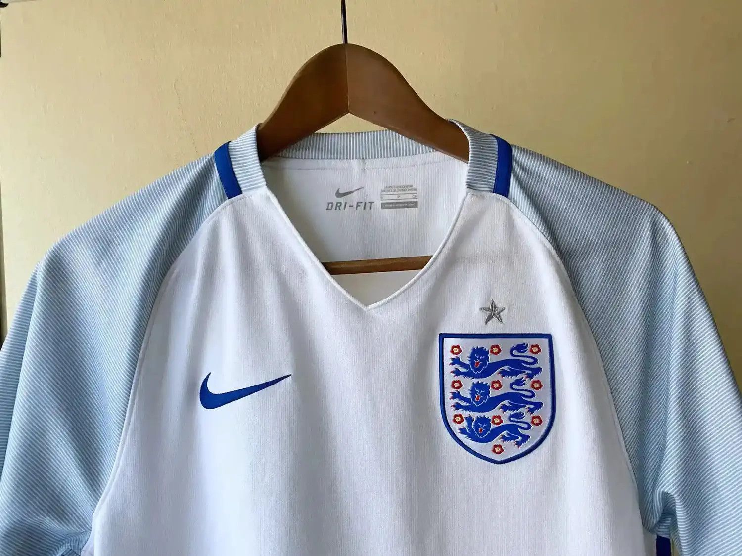 Nike England Nike kit 16 football Soccer Jersey size S Size US S / EU 44-46 / 1 - 2 Thumbnail