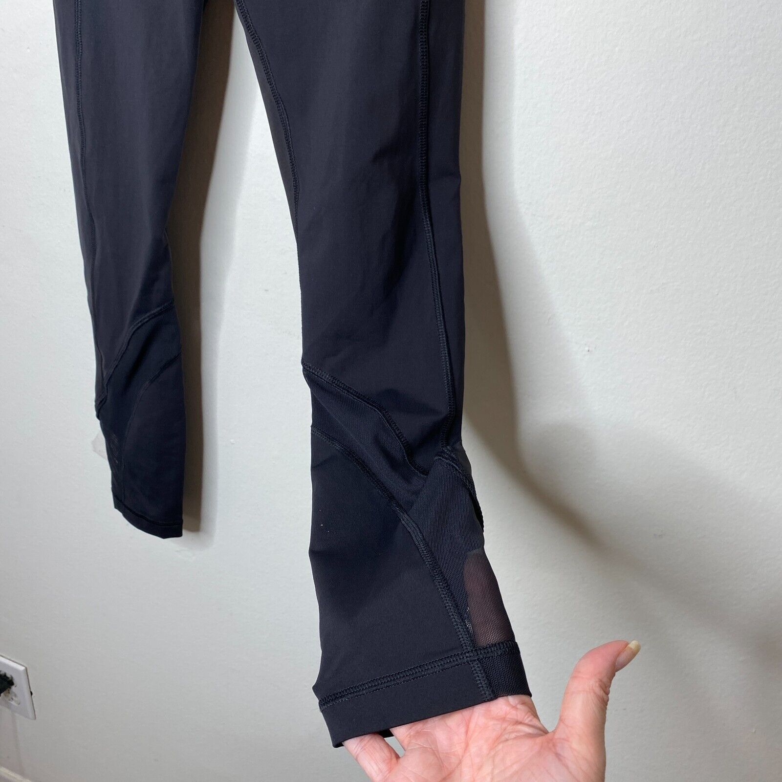 Lululemon Lululemon Black Side Zip Pockets Mesh Detail 7/8 Leggings 4 Size 27" / US 4 / IT 40 - 4 Thumbnail